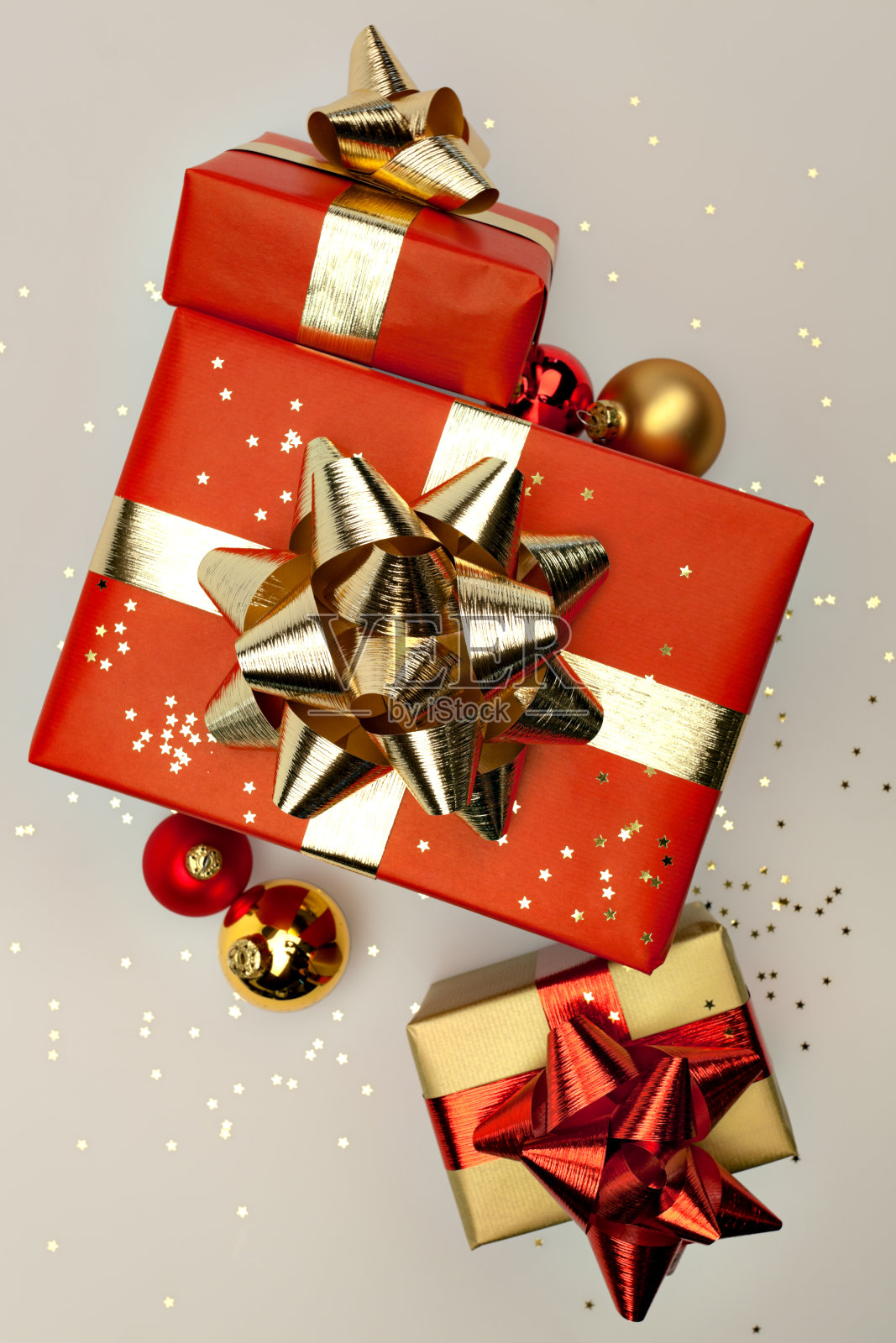 带着丝带和小装饰品的圣诞礼物照片摄影图片