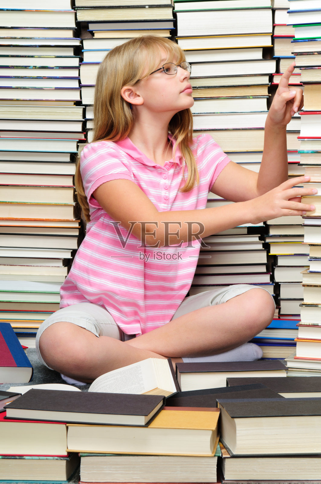 女孩的书照片摄影图片