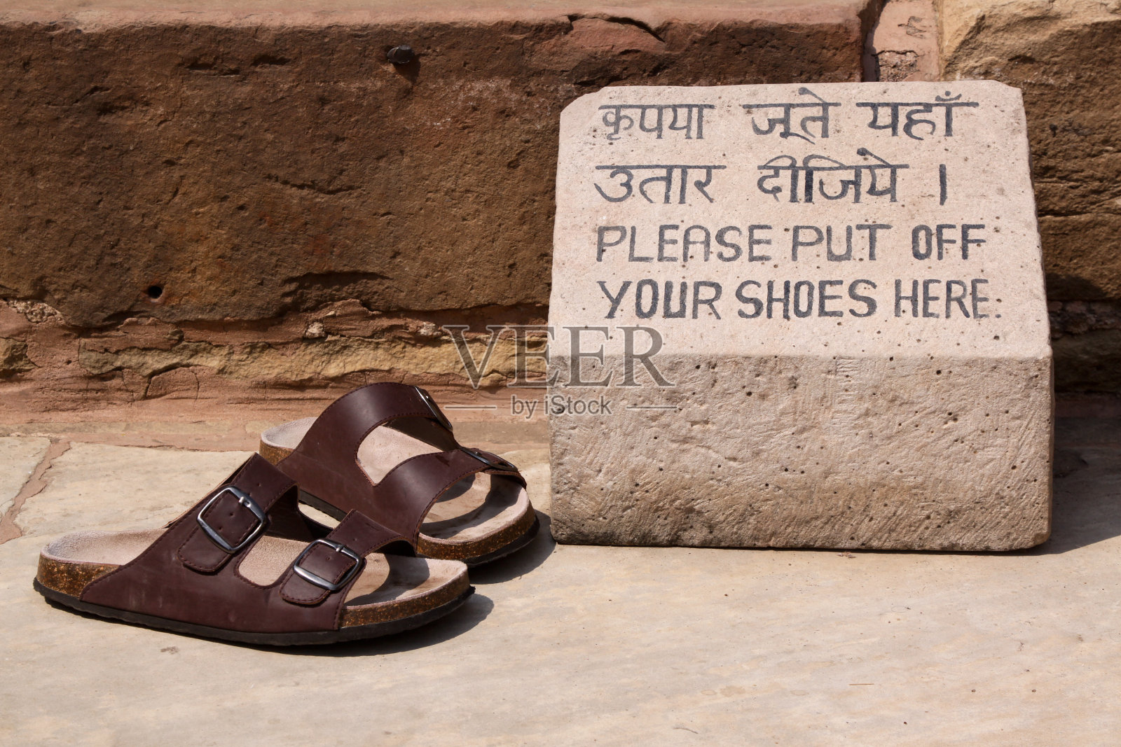 印度卡朱拉霍的“脱鞋”标志照片摄影图片