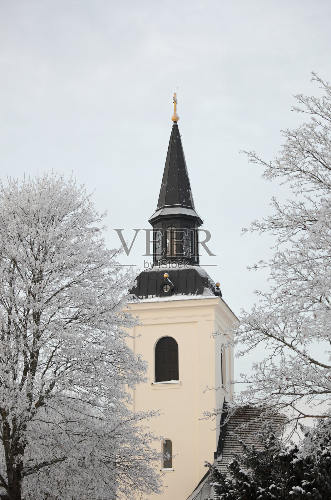 教堂的尖顶在冬天照片摄影图片