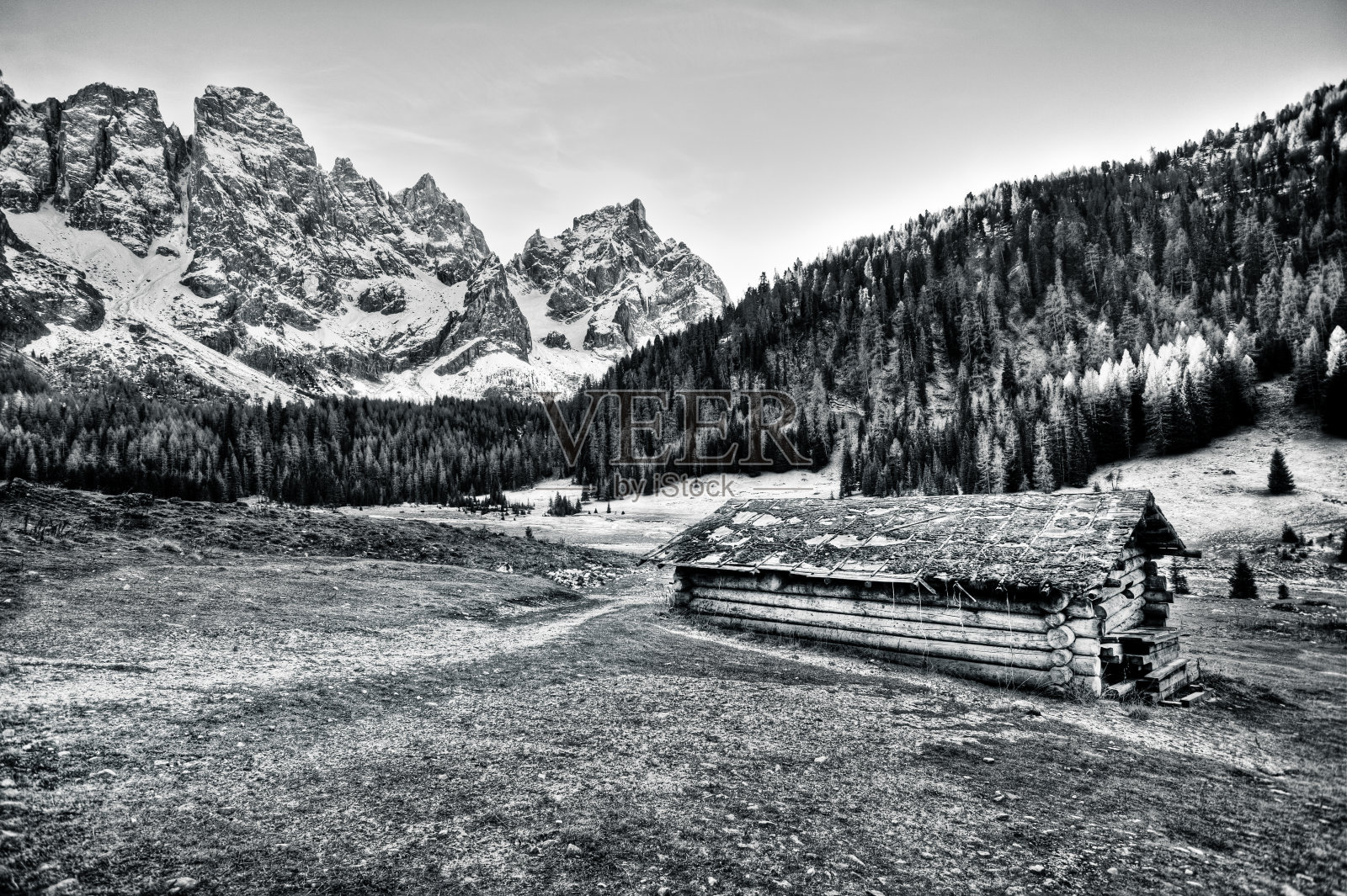 冬天的山棚，黑与白照片摄影图片