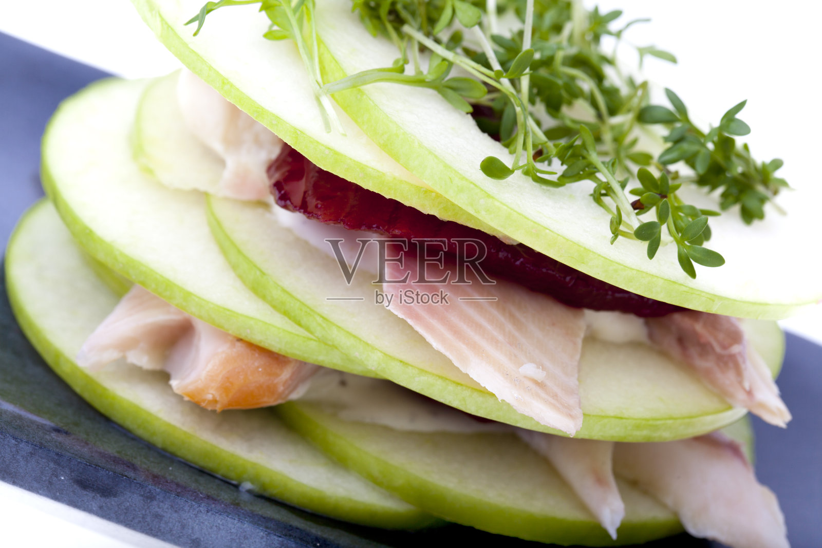 苹果配鳟鱼片，甜菜根和水芹照片摄影图片