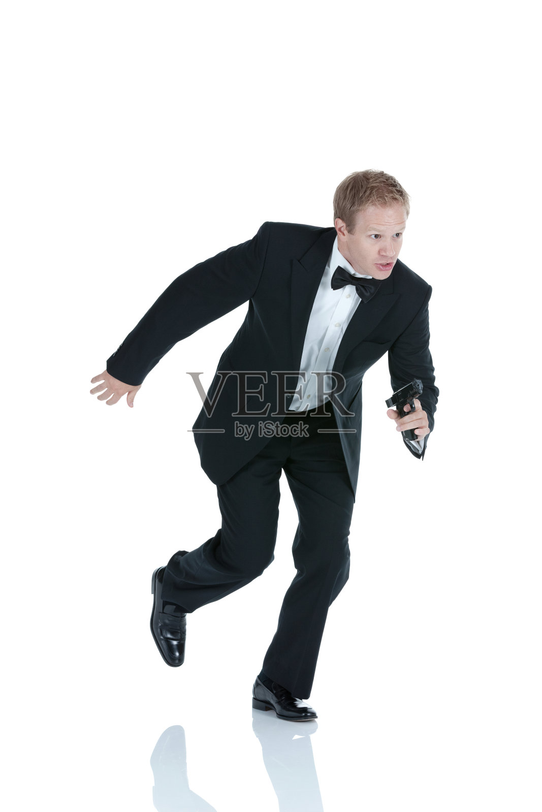 一个人拿着手枪跑着照片摄影图片