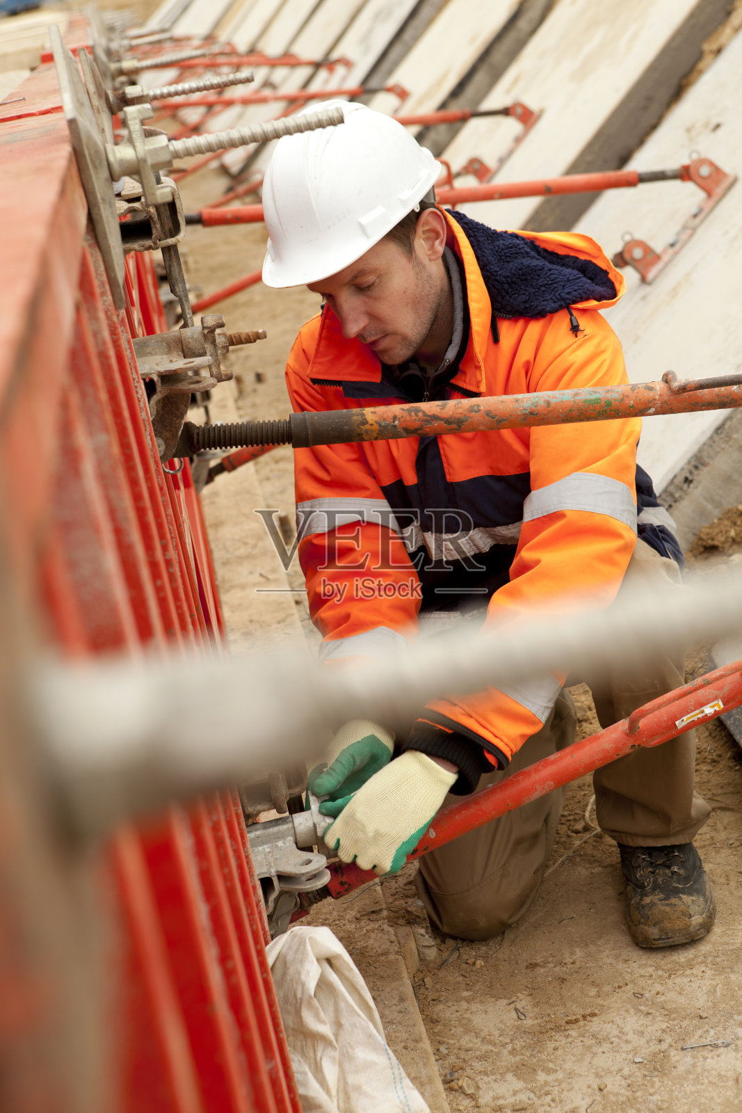 建筑工人正在建造一座新桥。照片摄影图片