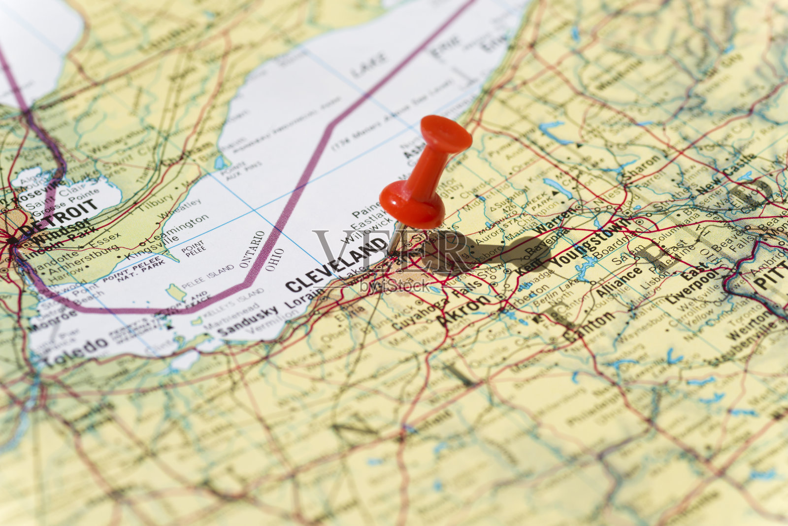 克利夫兰在地图上用红色图钉标记照片摄影图片