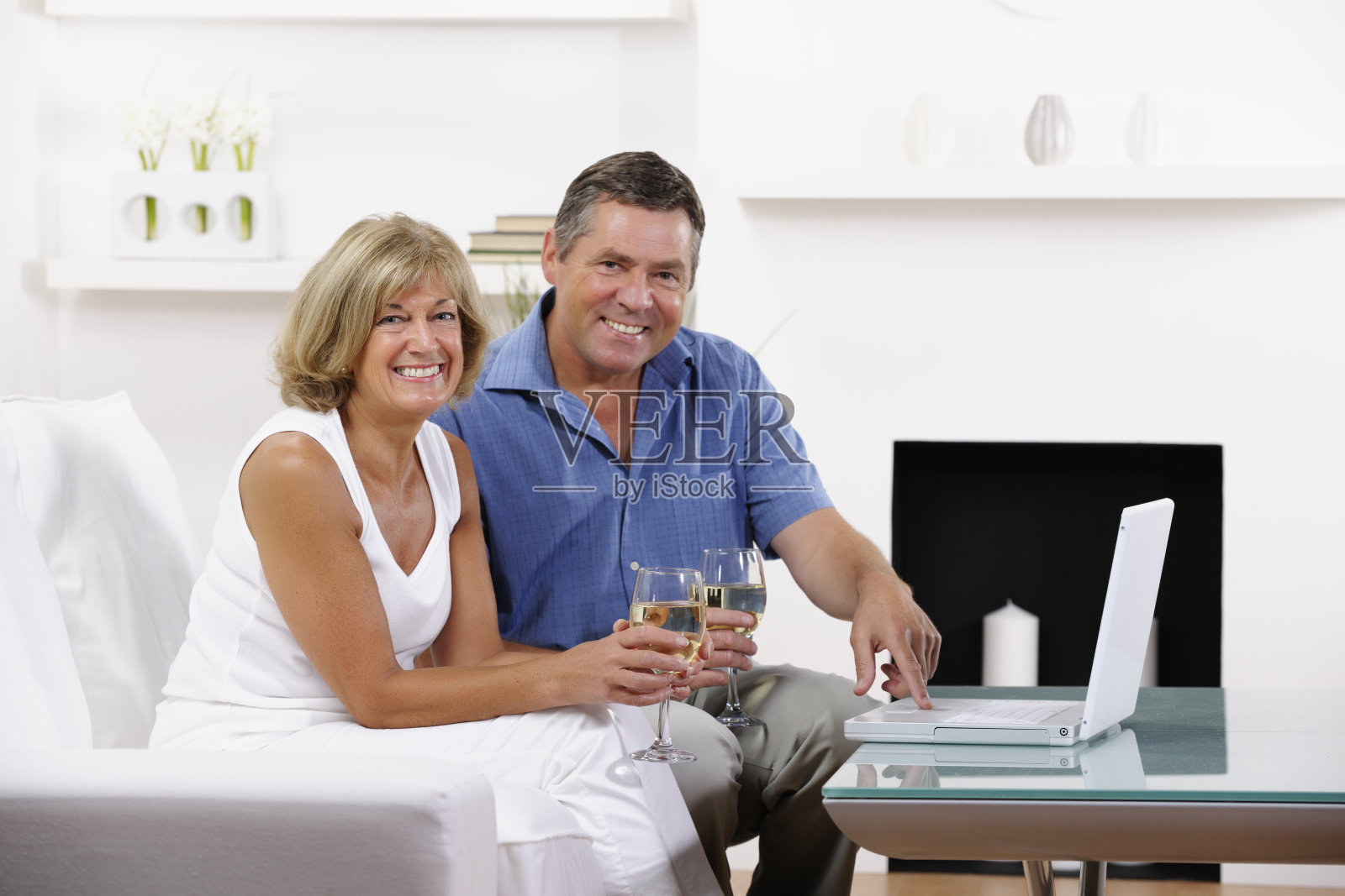 远离互联网的老夫妇照片摄影图片