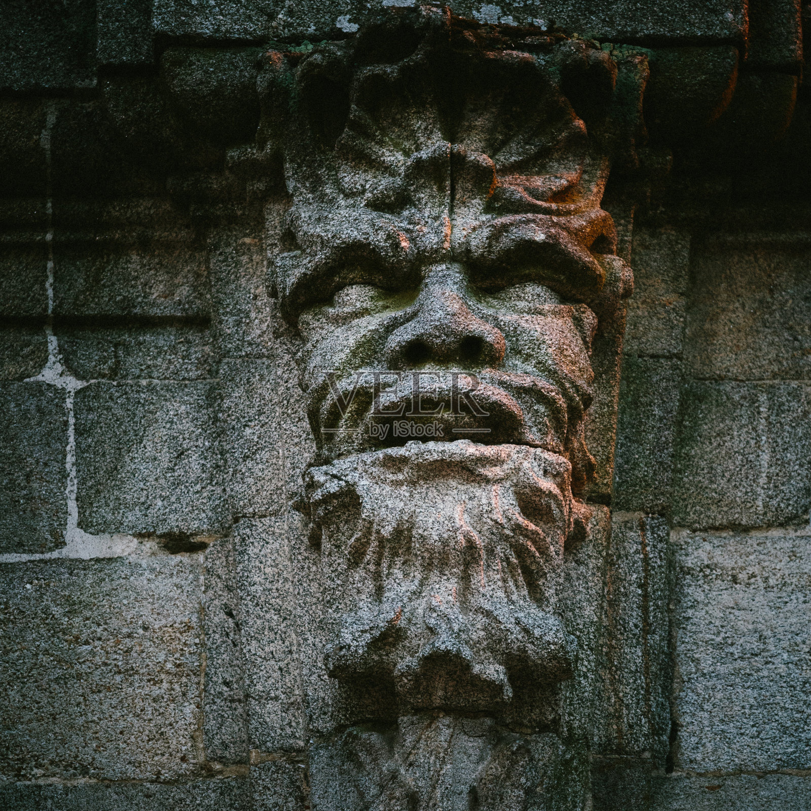 墙上的鬼脸照片摄影图片