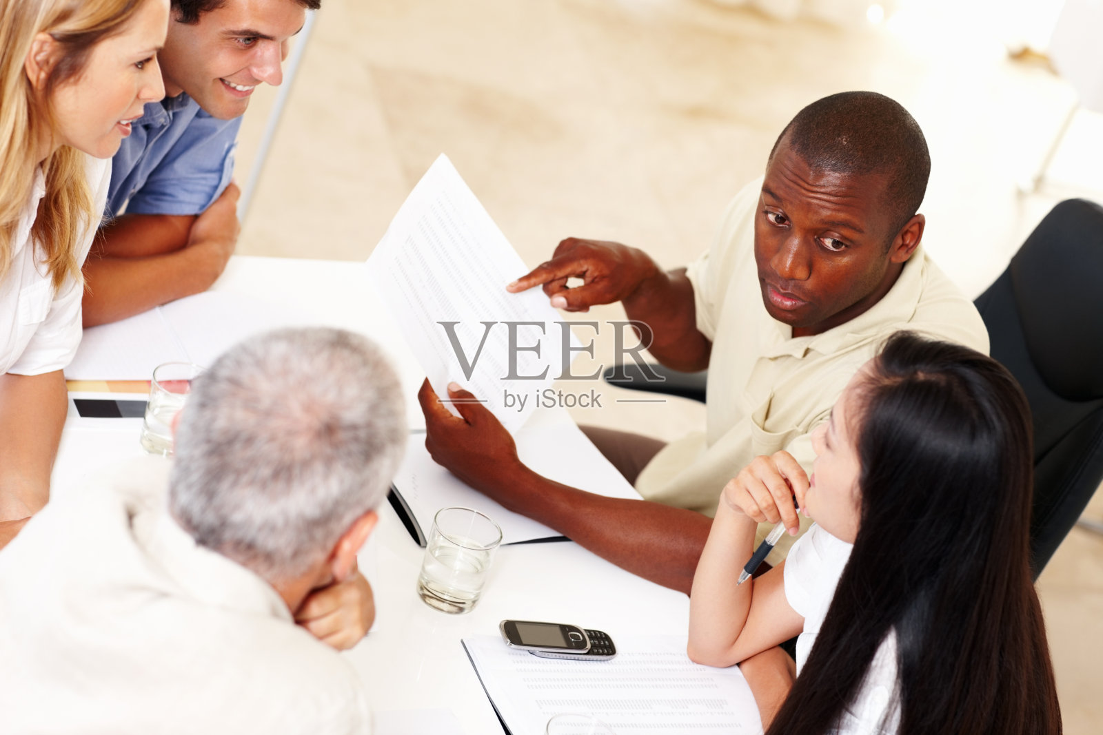 多种族高管讨论文件照片摄影图片