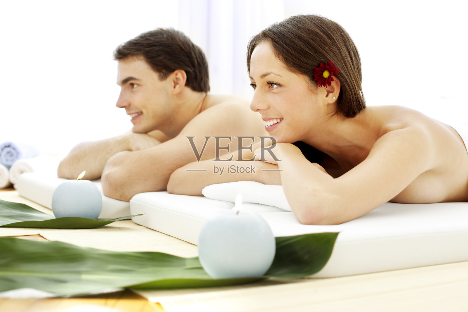 一对夫妇正在水疗中心按摩照片摄影图片