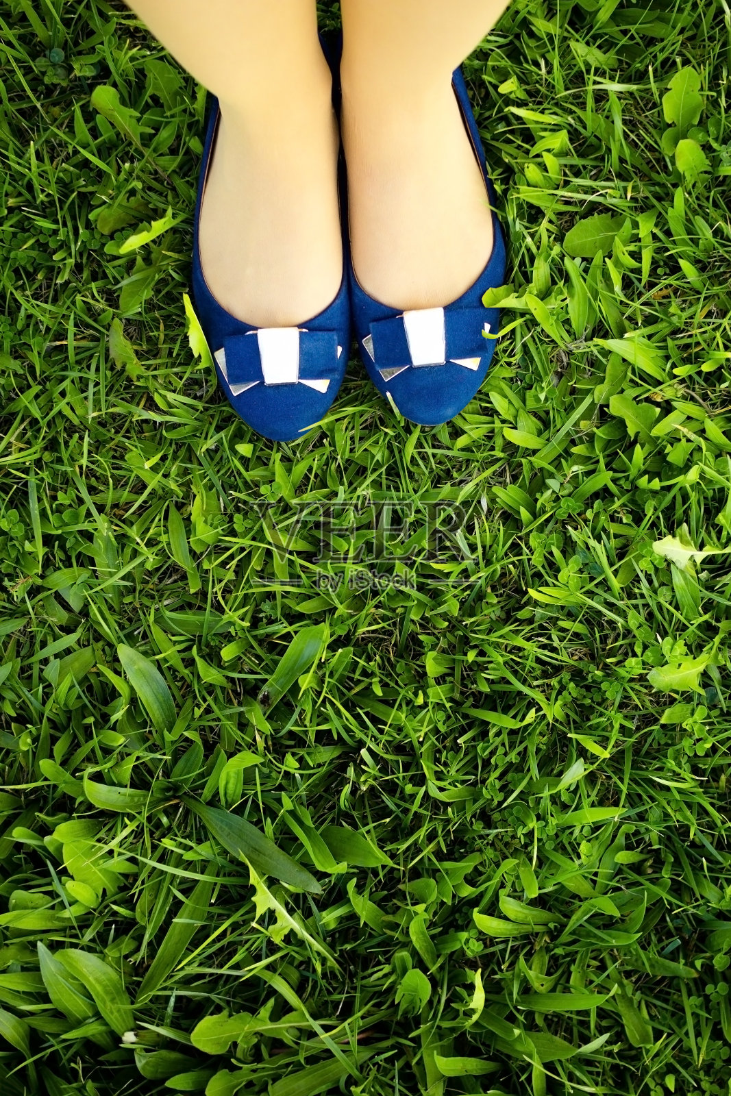 脚踩在草地上照片摄影图片