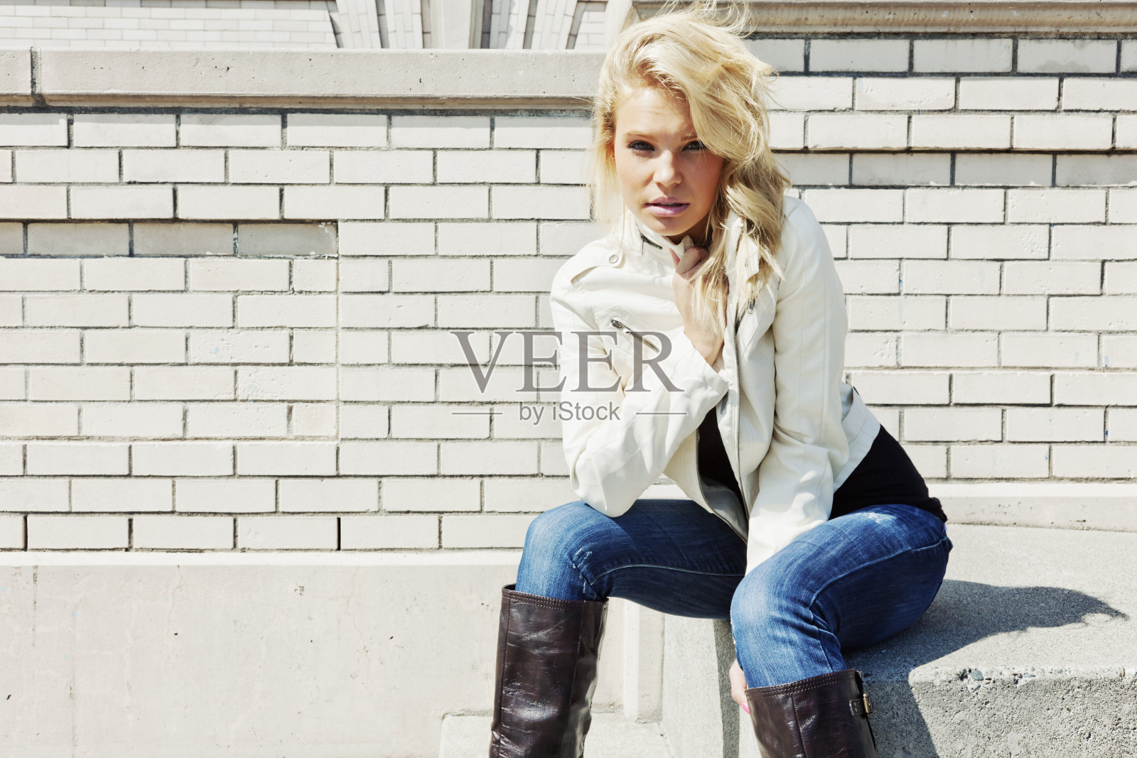 时尚迷人的年轻金发女人在白色皮夹克照片摄影图片