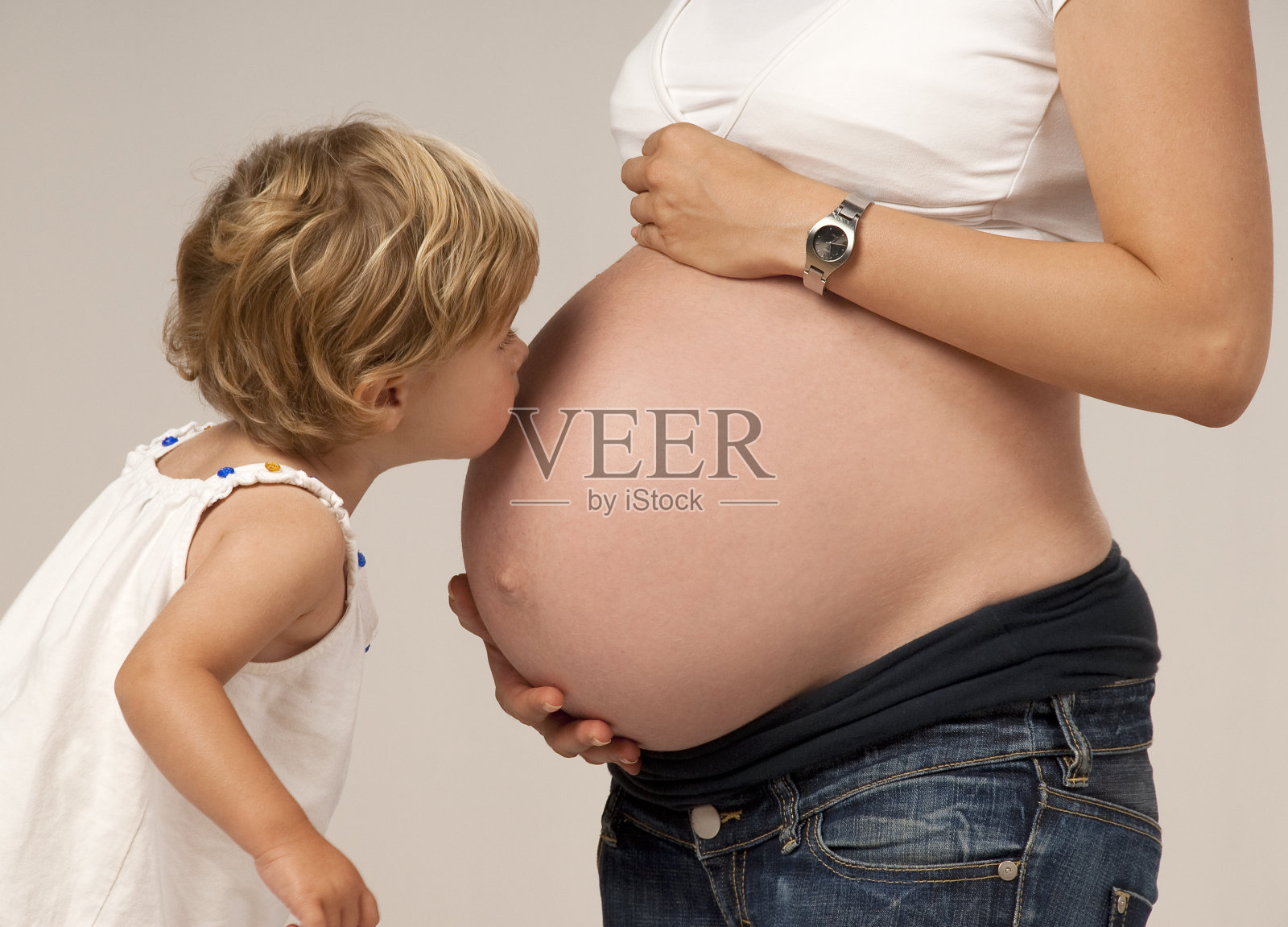 小女孩和怀孕的母亲照片摄影图片