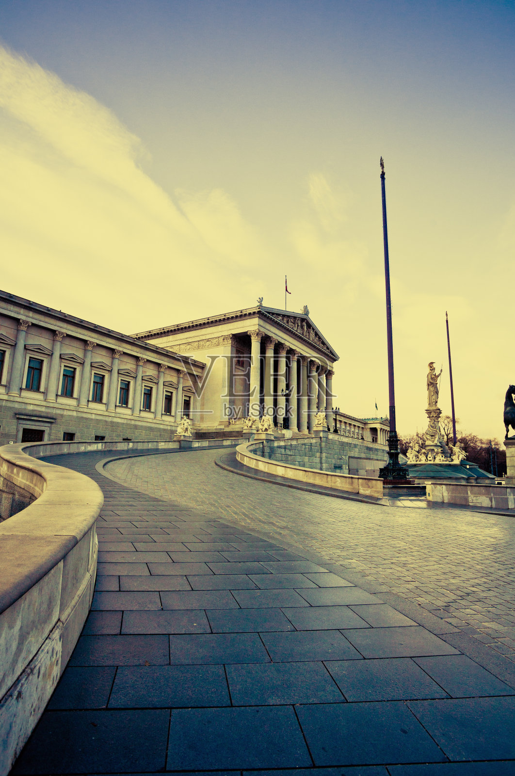 欧洲维也纳的奥地利议会大厦和帕拉斯·雅典娜喷泉照片摄影图片