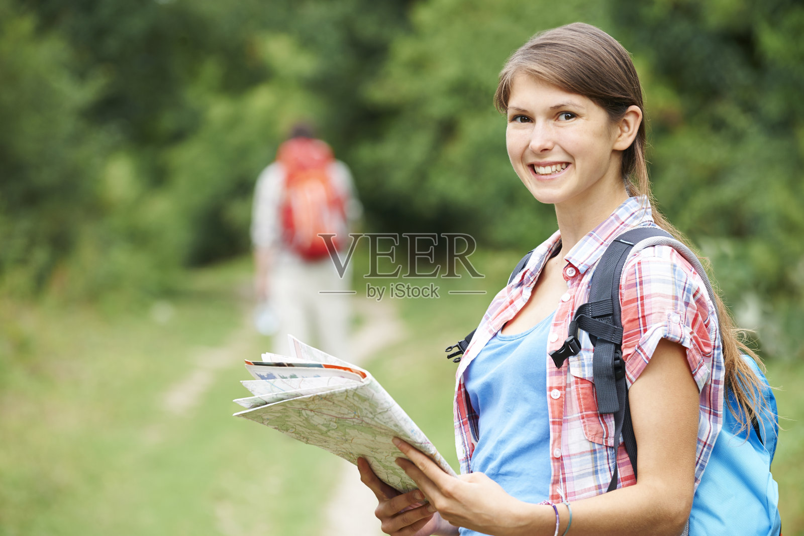 一对年轻夫妇在乡间徒步旅行照片摄影图片