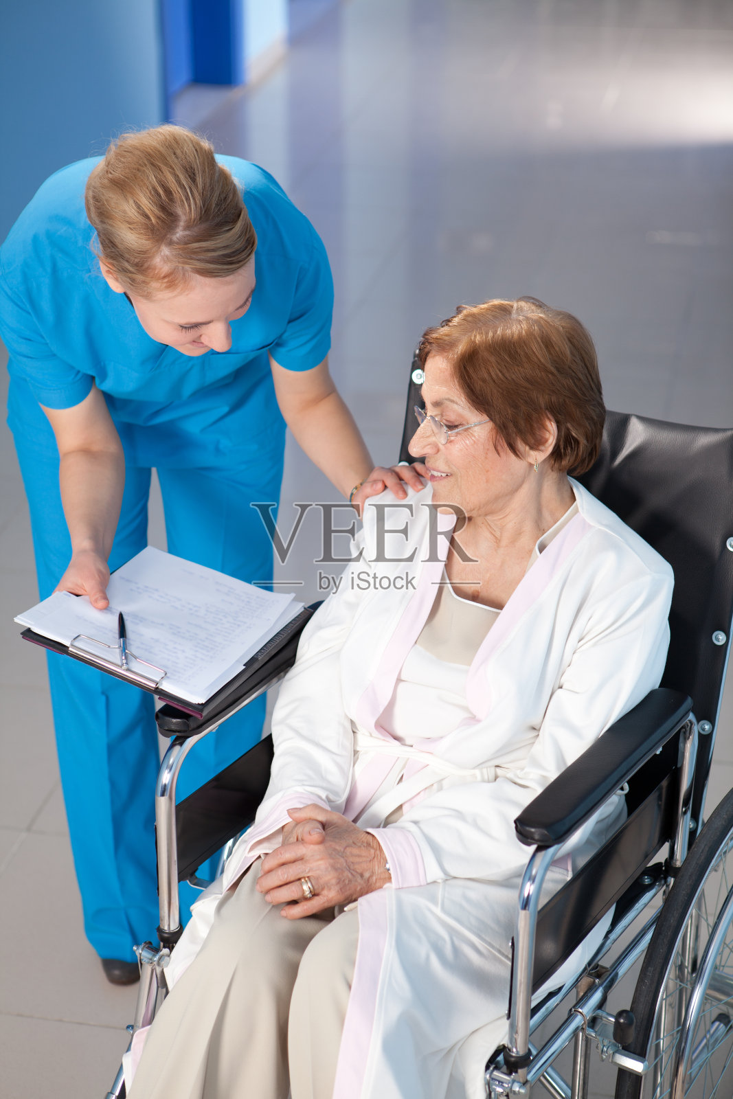 青年保健工作者和老年病人照片摄影图片