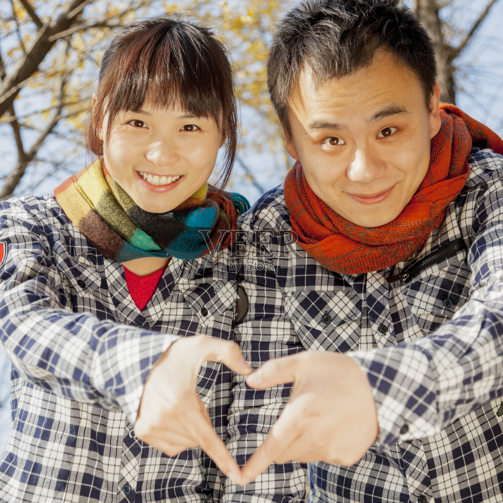 快乐的年轻夫妇户外肖像照片摄影图片