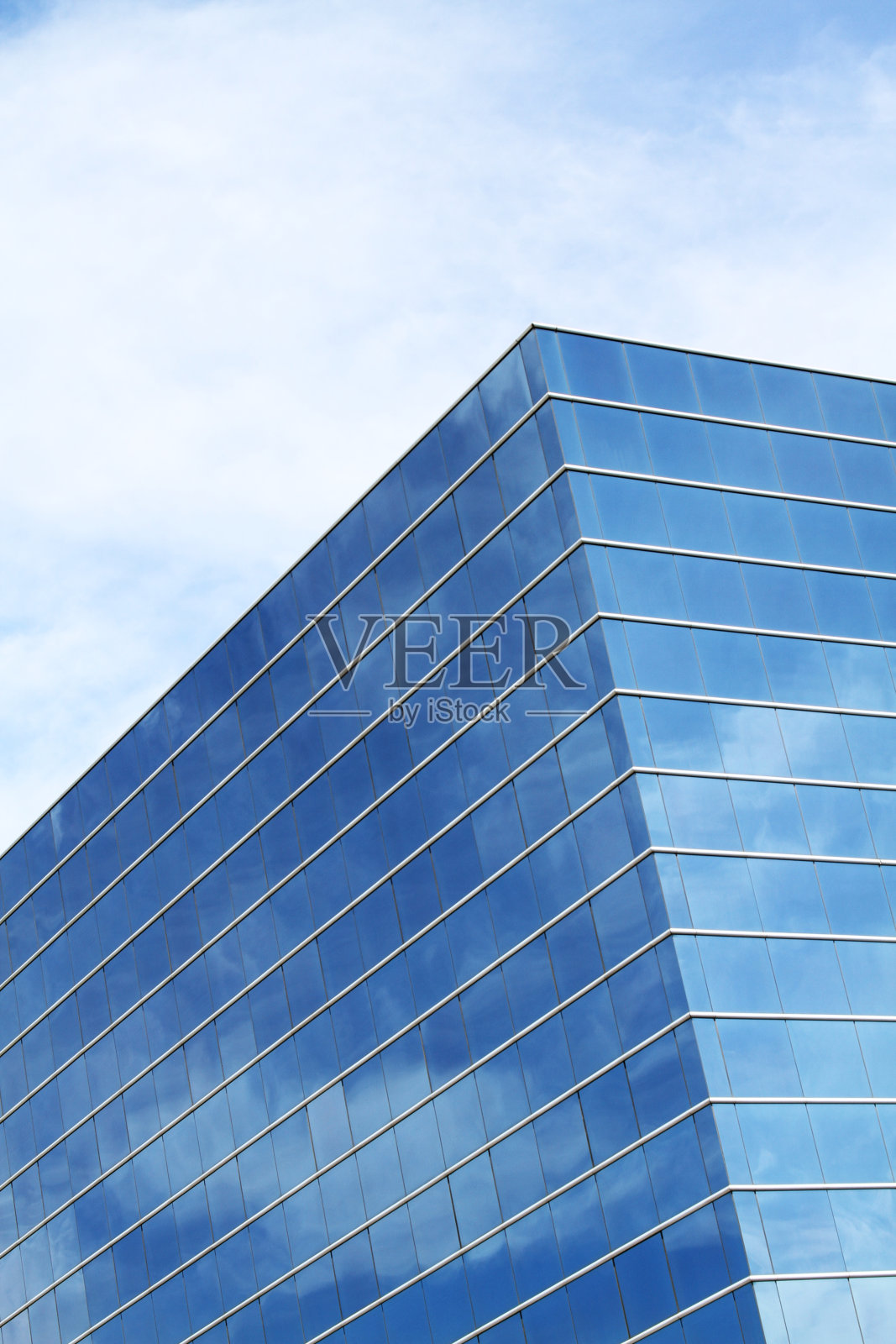 有天空反射的办公大楼照片摄影图片