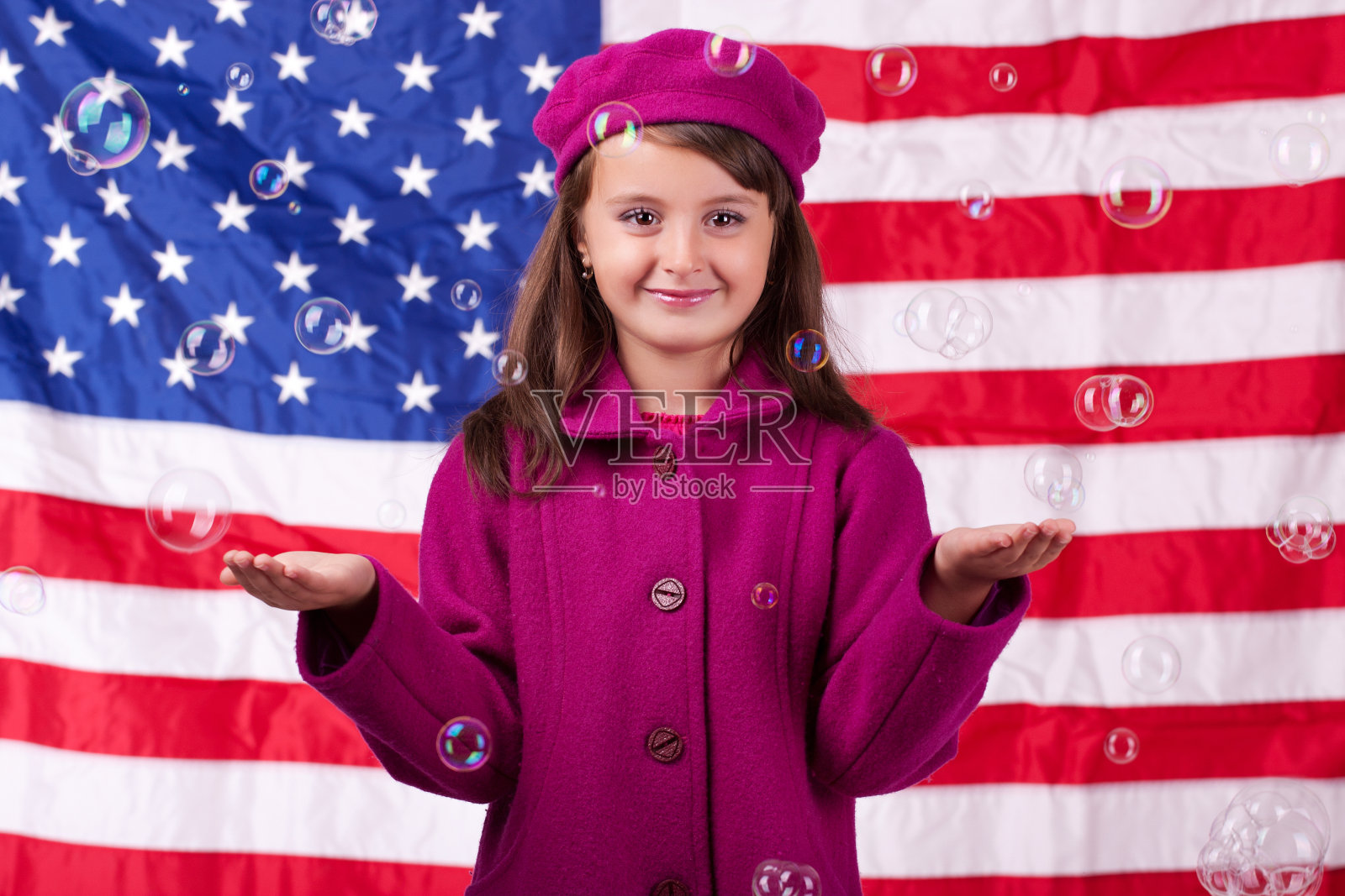 年轻女孩在美国国旗前微笑照片摄影图片