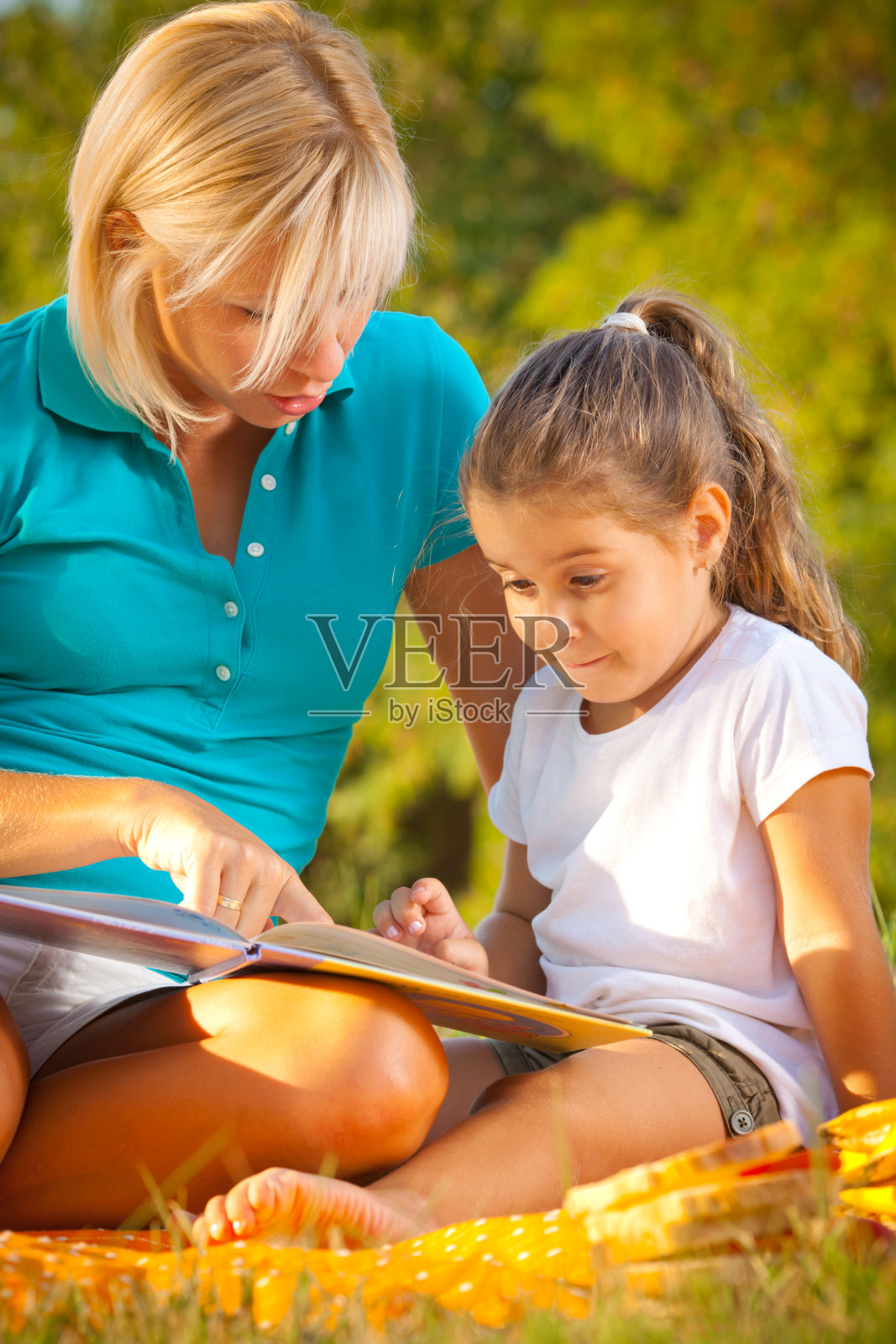 母亲和女儿照片摄影图片