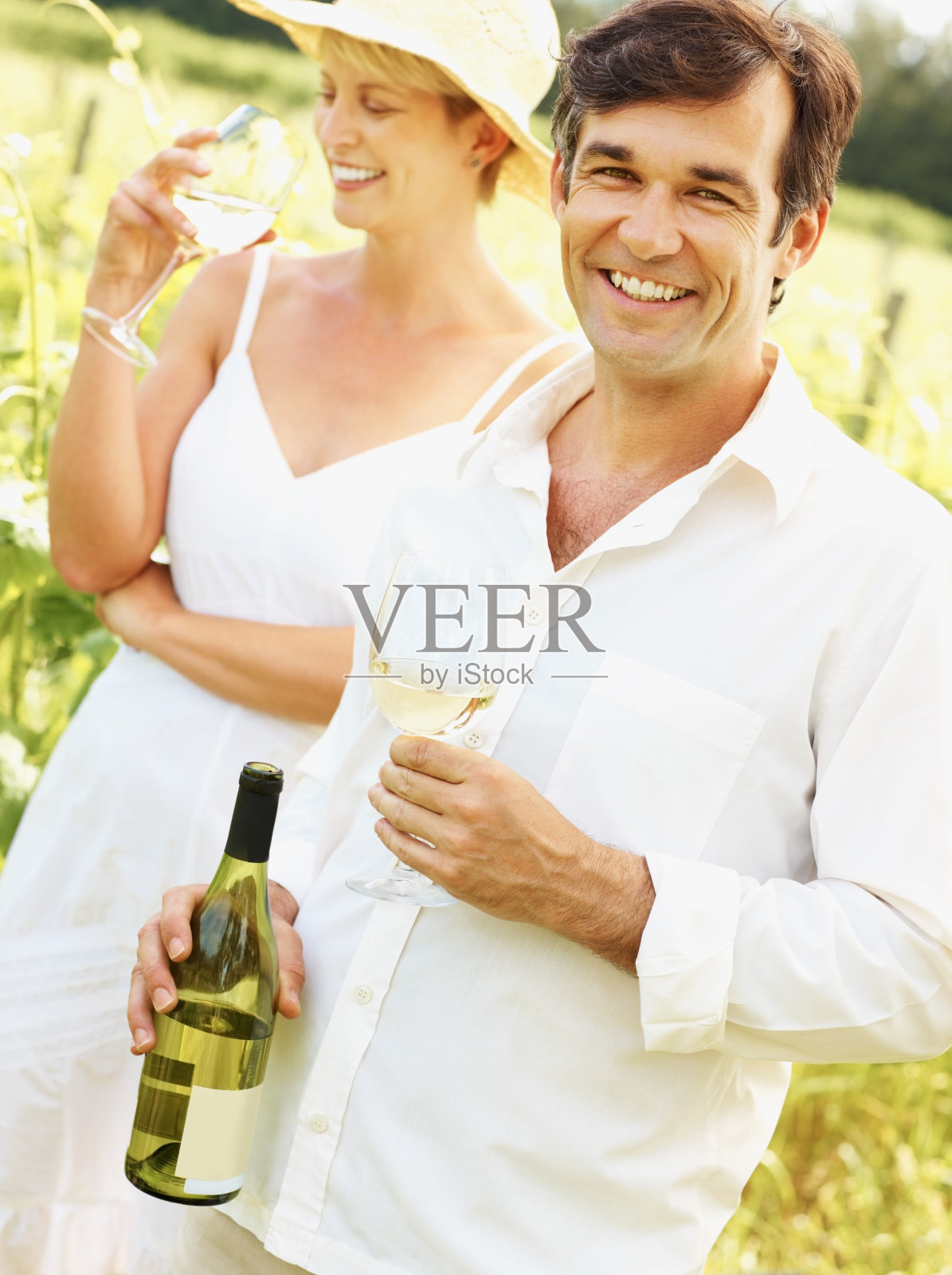 幸福的夫妇在葡萄园里享受美酒照片摄影图片