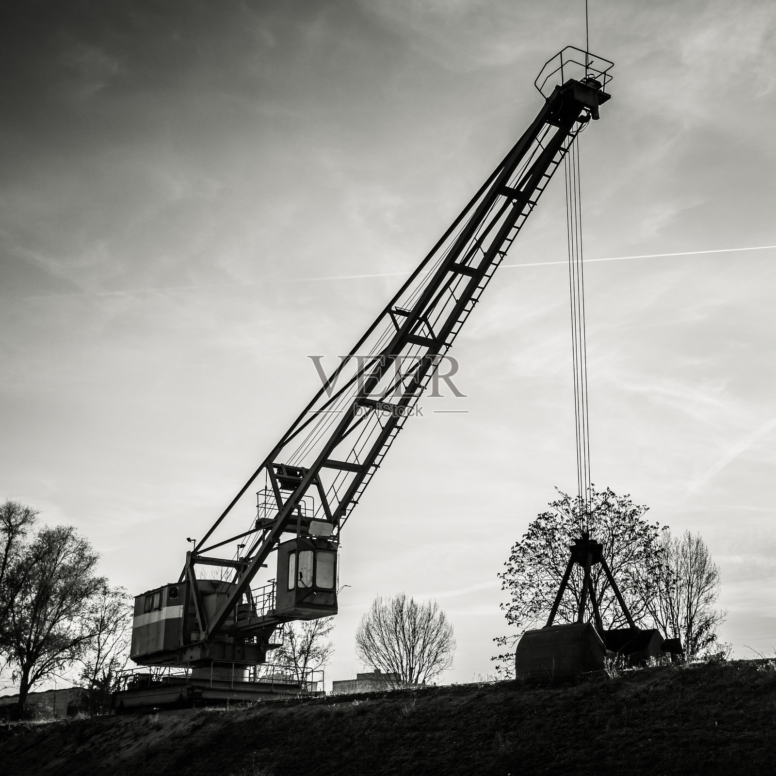 被遗弃在港口的起重机照片摄影图片