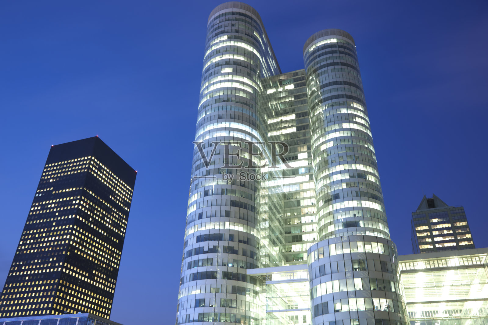 夜晚灯火通明的摩天大楼照片摄影图片