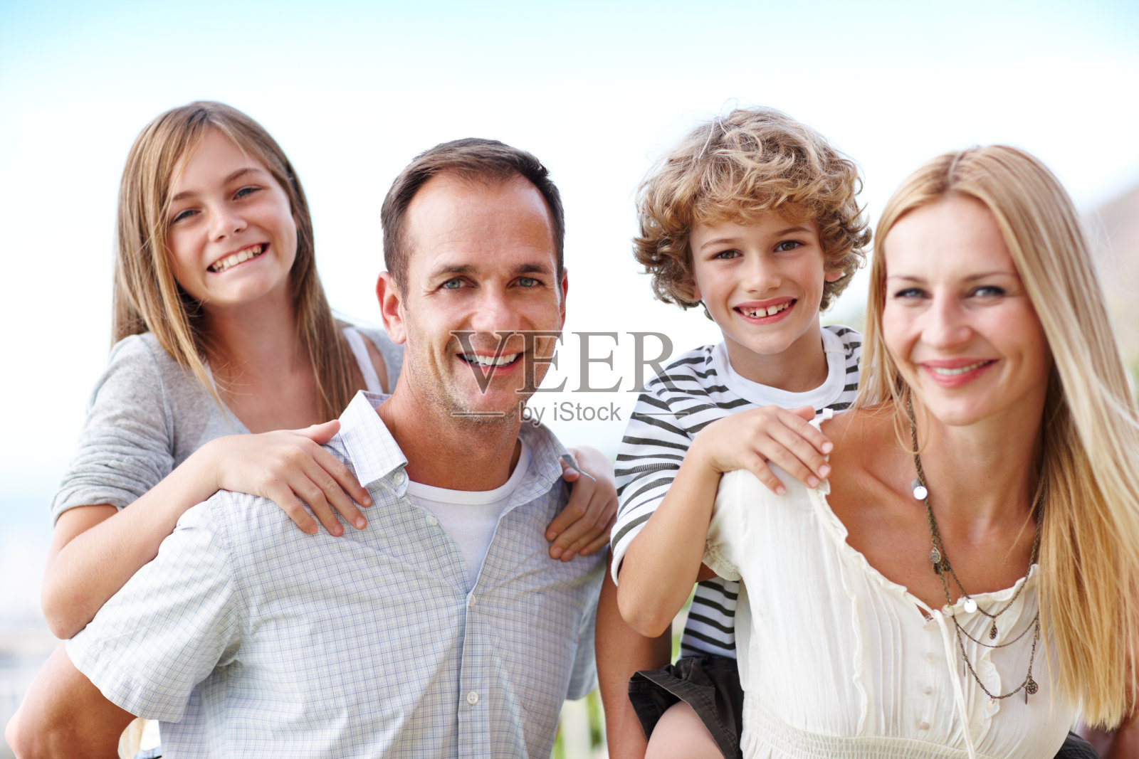 公园里的家庭亲子时光照片摄影图片