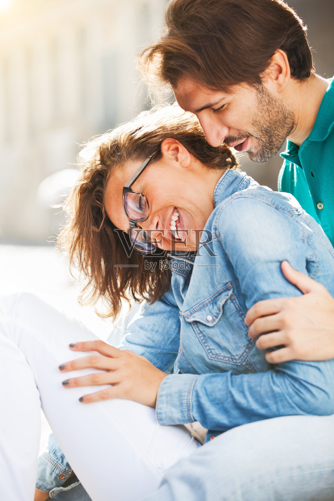 一对年轻夫妇在贝加莫玩得很开心。照片摄影图片