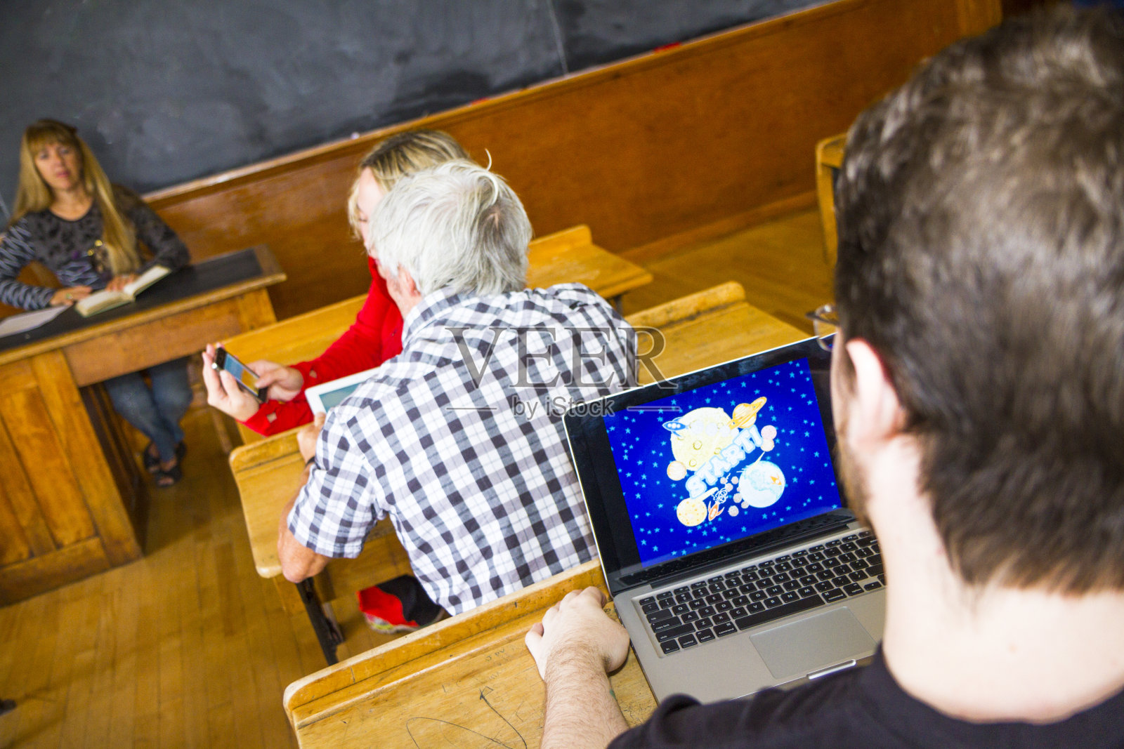 成人学生在课堂上玩游戏照片摄影图片