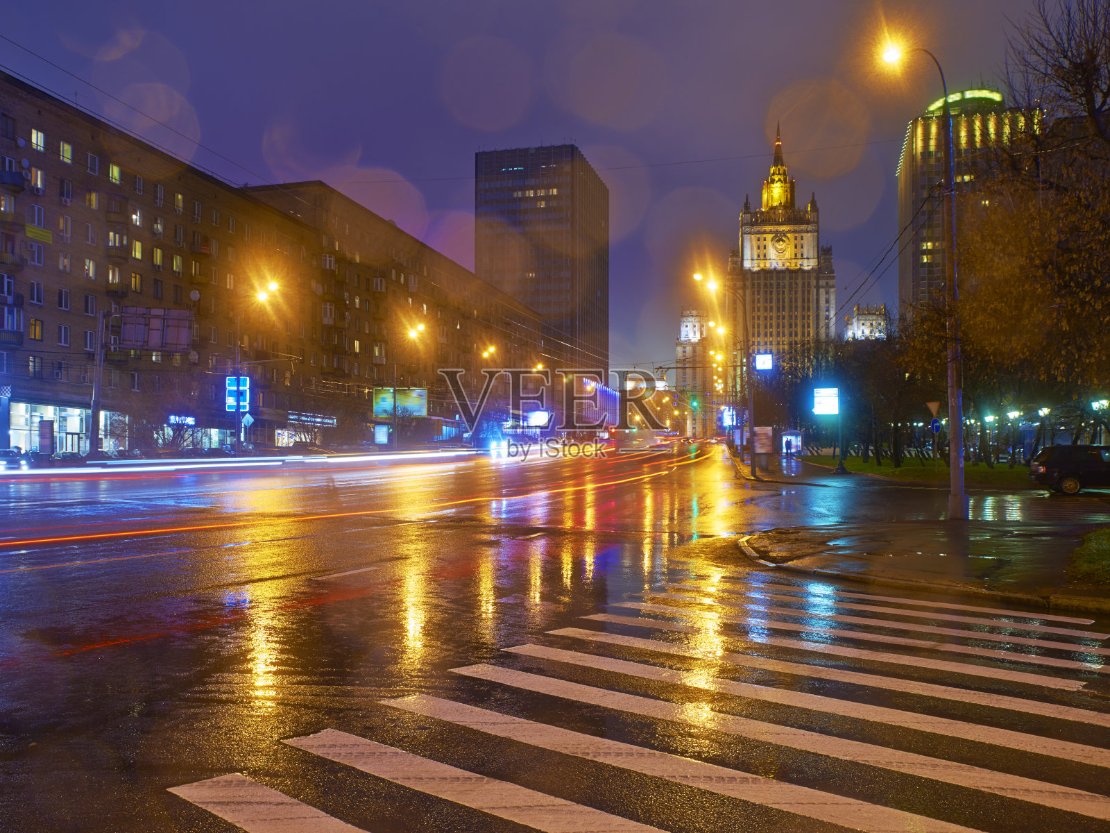 莫斯科雨夜城市景观。照片摄影图片