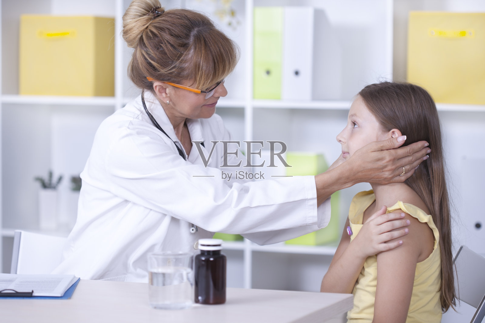 安慰孩子照片摄影图片