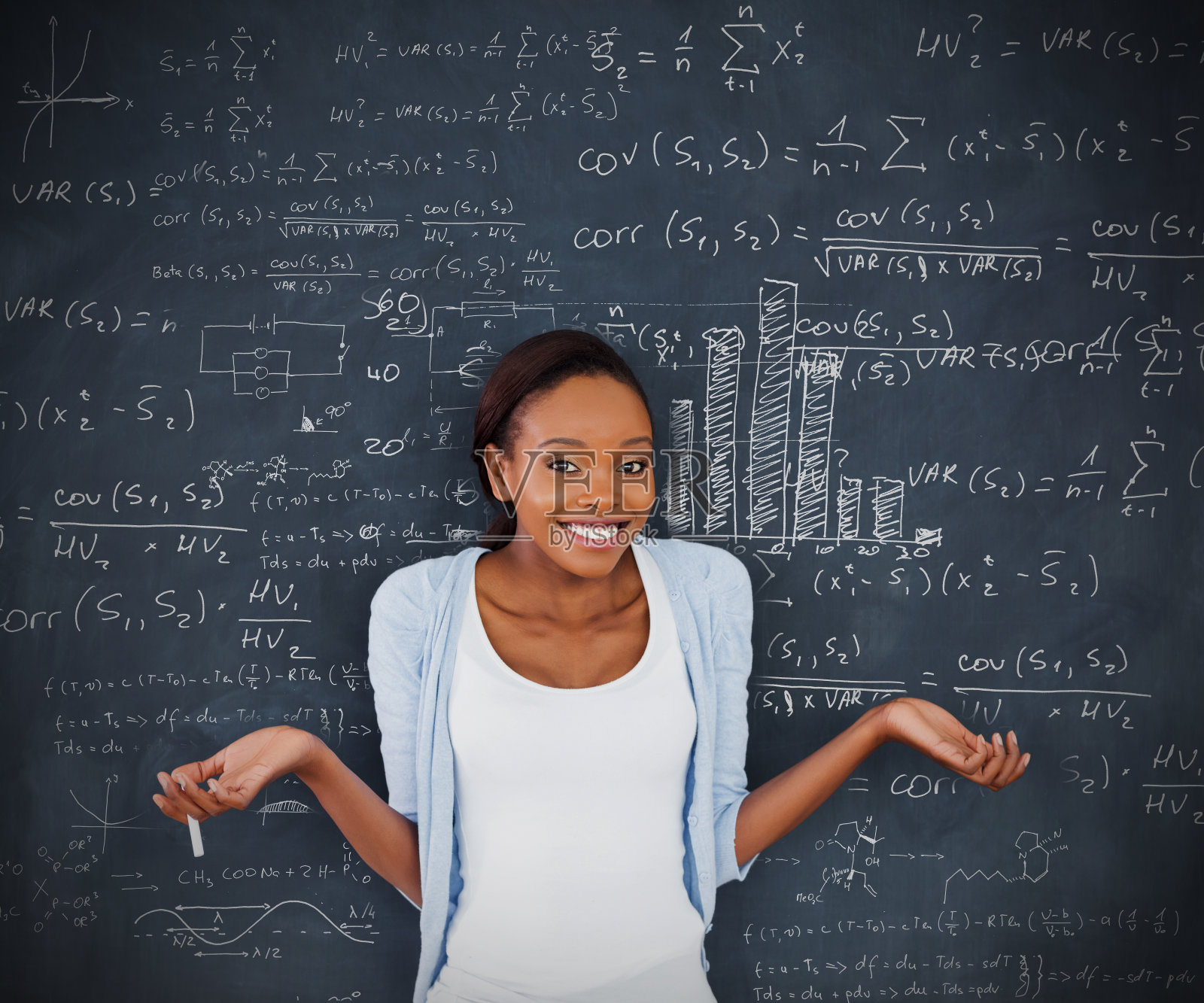 女学生一边犹豫一边微笑照片摄影图片