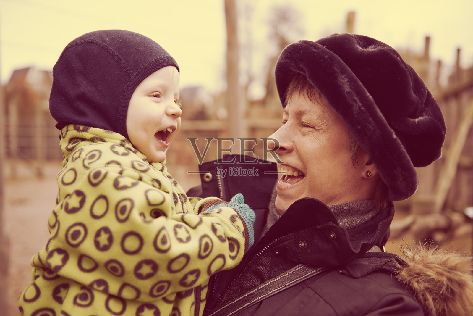 奶奶和孙子玩得很开心照片摄影图片