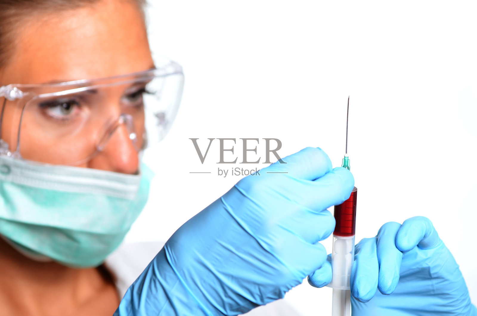 年轻科学家在实验室用注射器里的血样做实验照片摄影图片