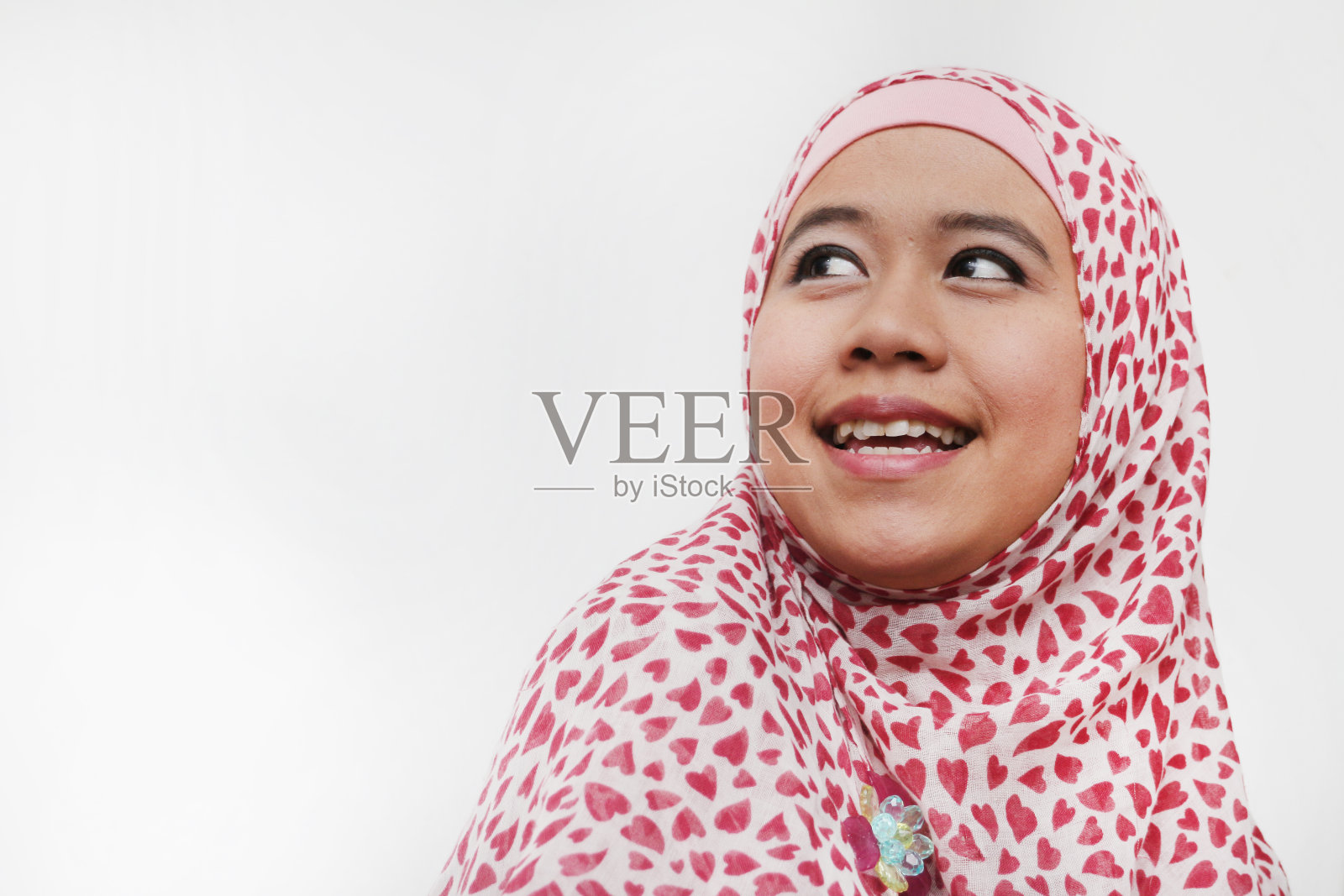 穿着粉色头巾的穆斯林女孩照片摄影图片