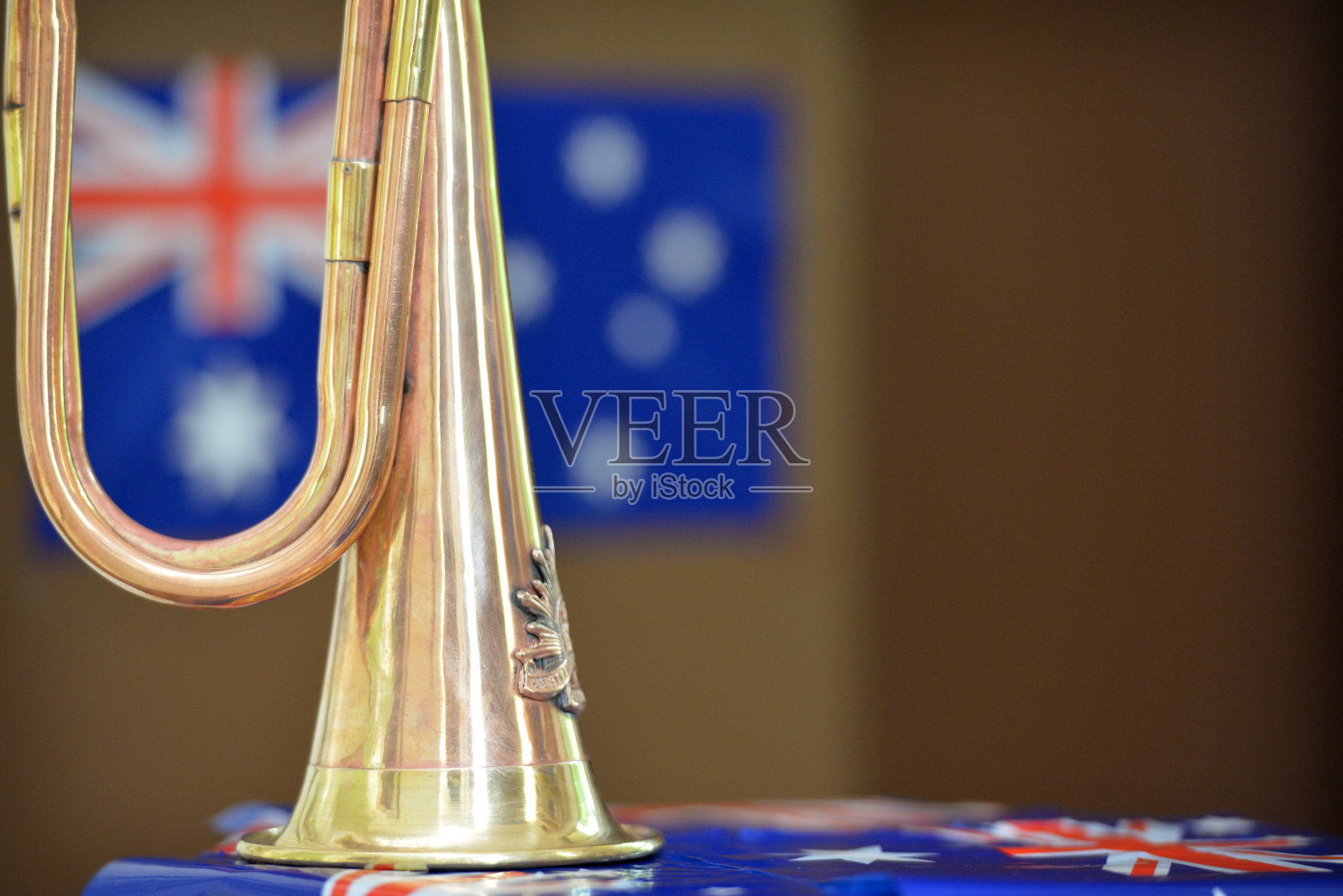 在澳大利亚国旗前吹号角照片摄影图片