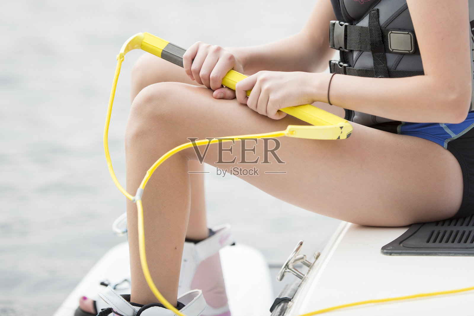 女性水上滑水者坐在船上照片摄影图片