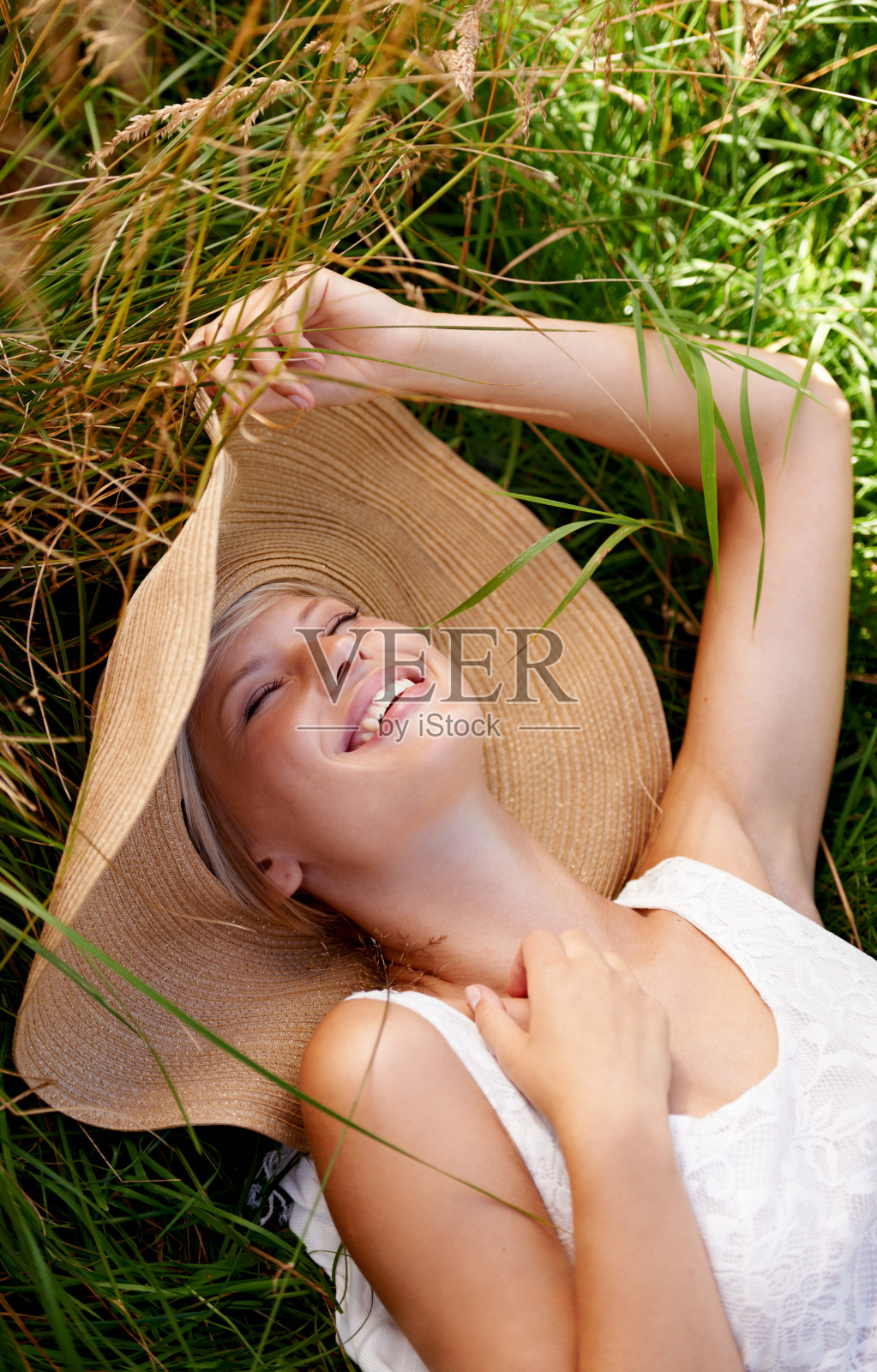 享受无忧无虑的夏日照片摄影图片