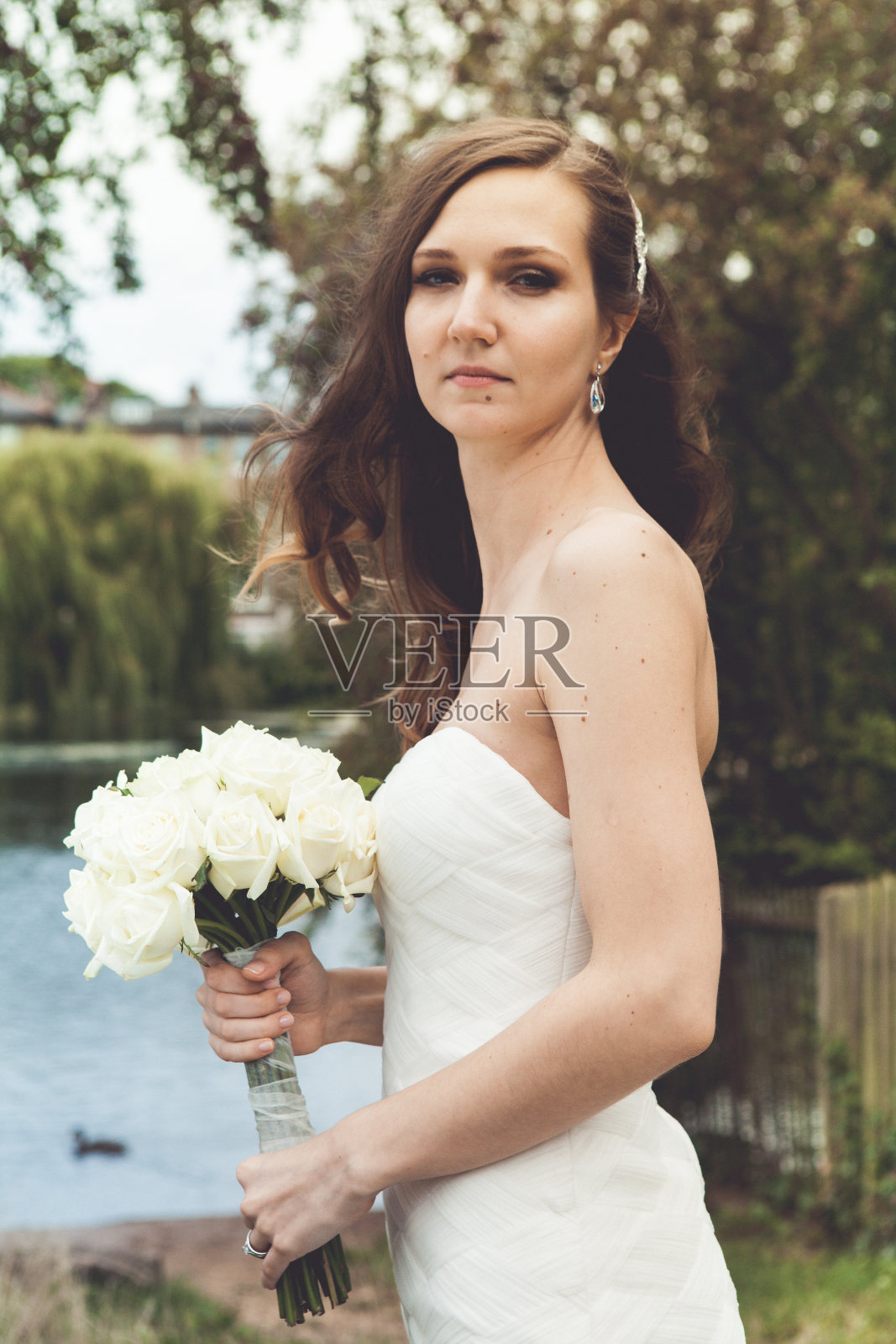 湖边美丽的新娘照片摄影图片