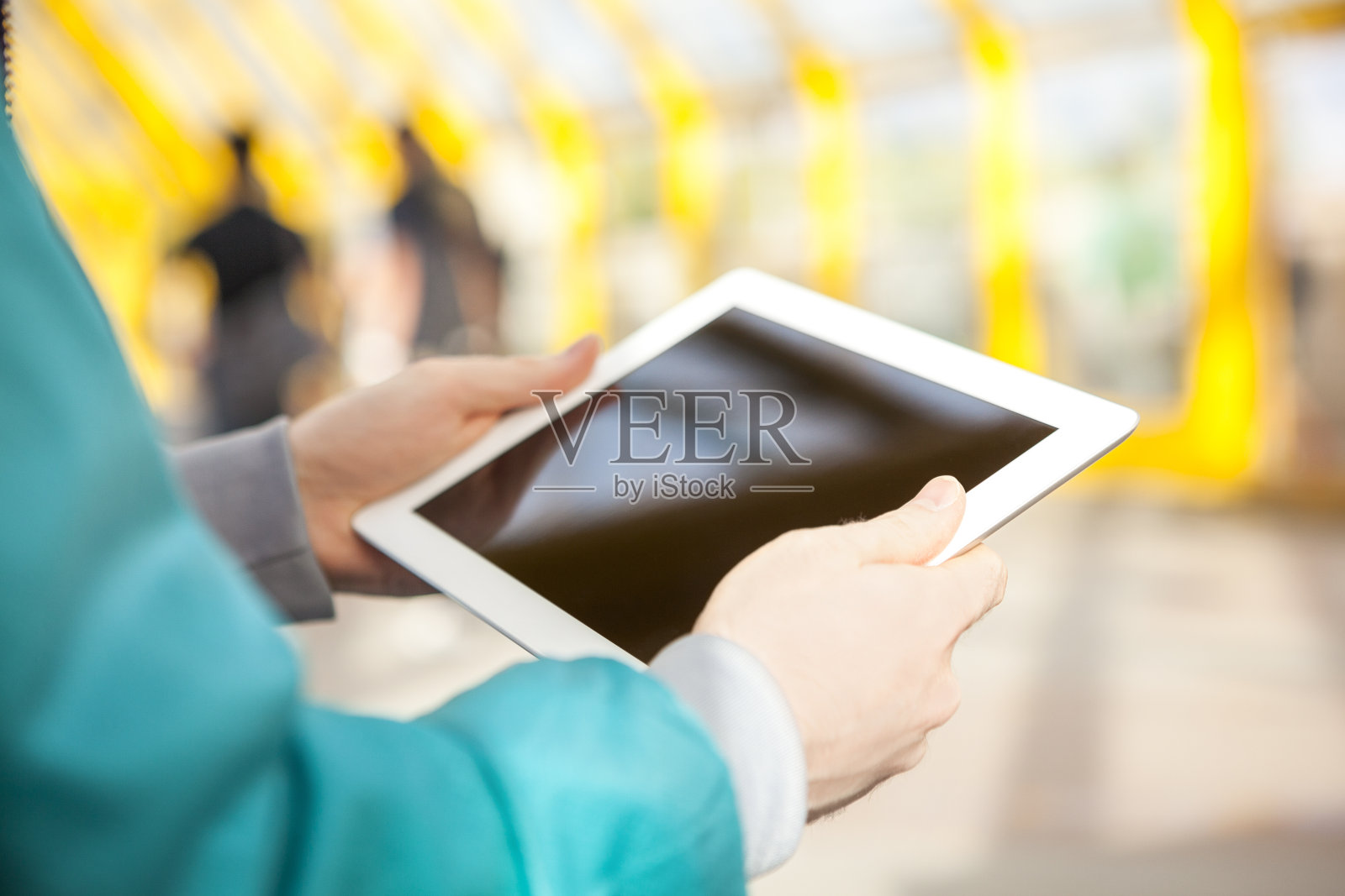 男人使用数码平板电脑照片摄影图片