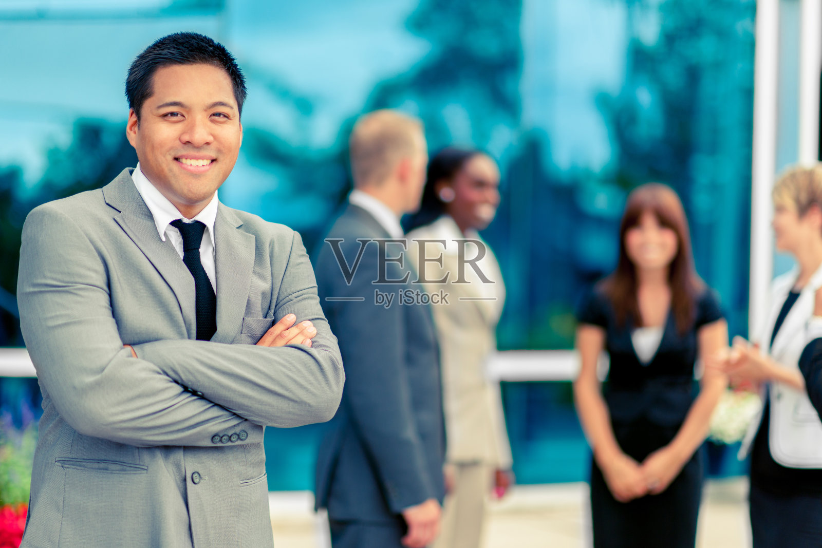 办公大楼外的商务人士照片摄影图片