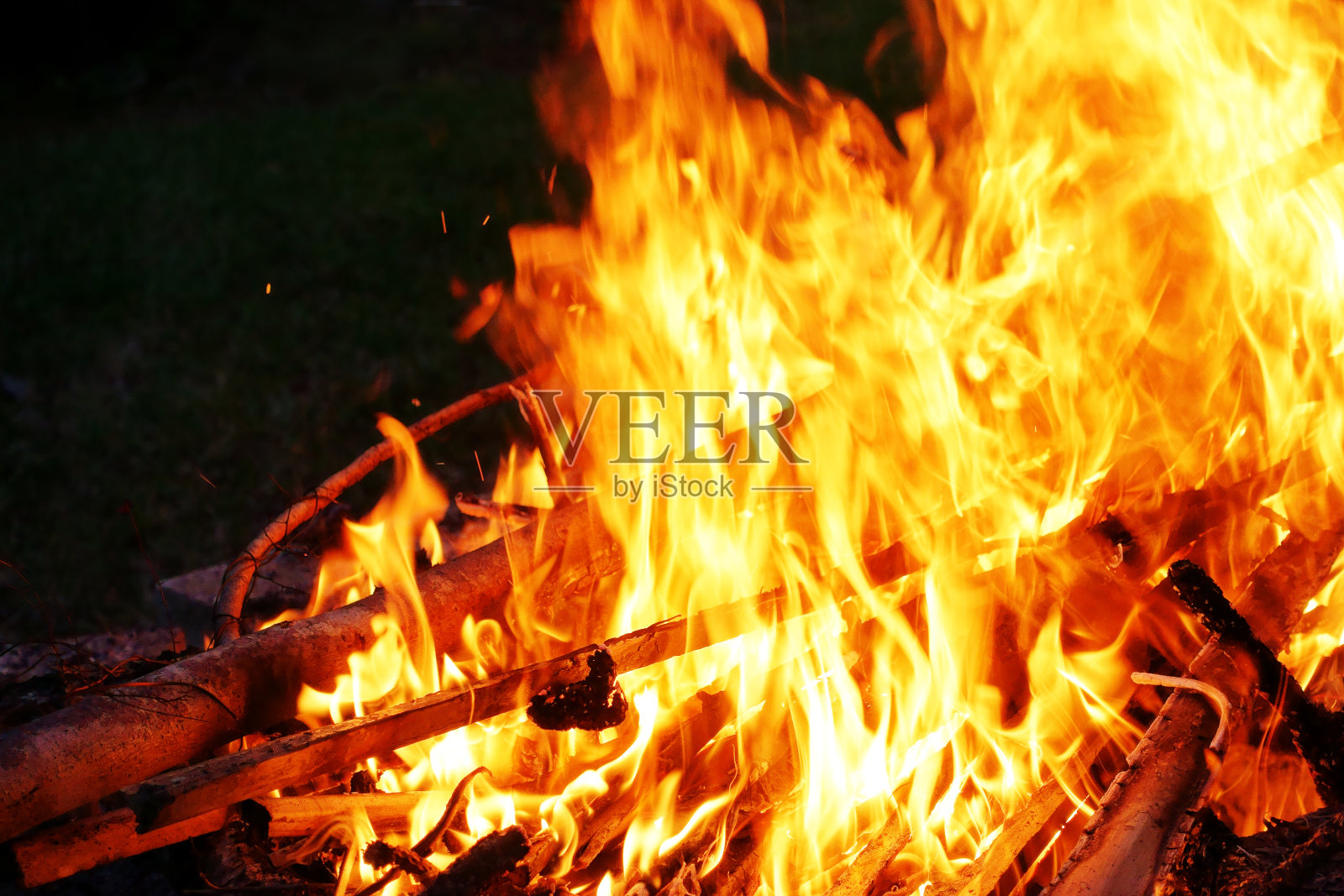 燃烧的篝火照片摄影图片