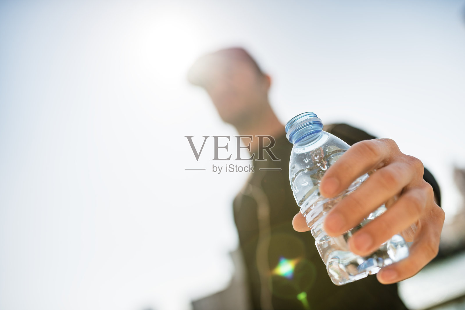 男人喝水后跑照片摄影图片