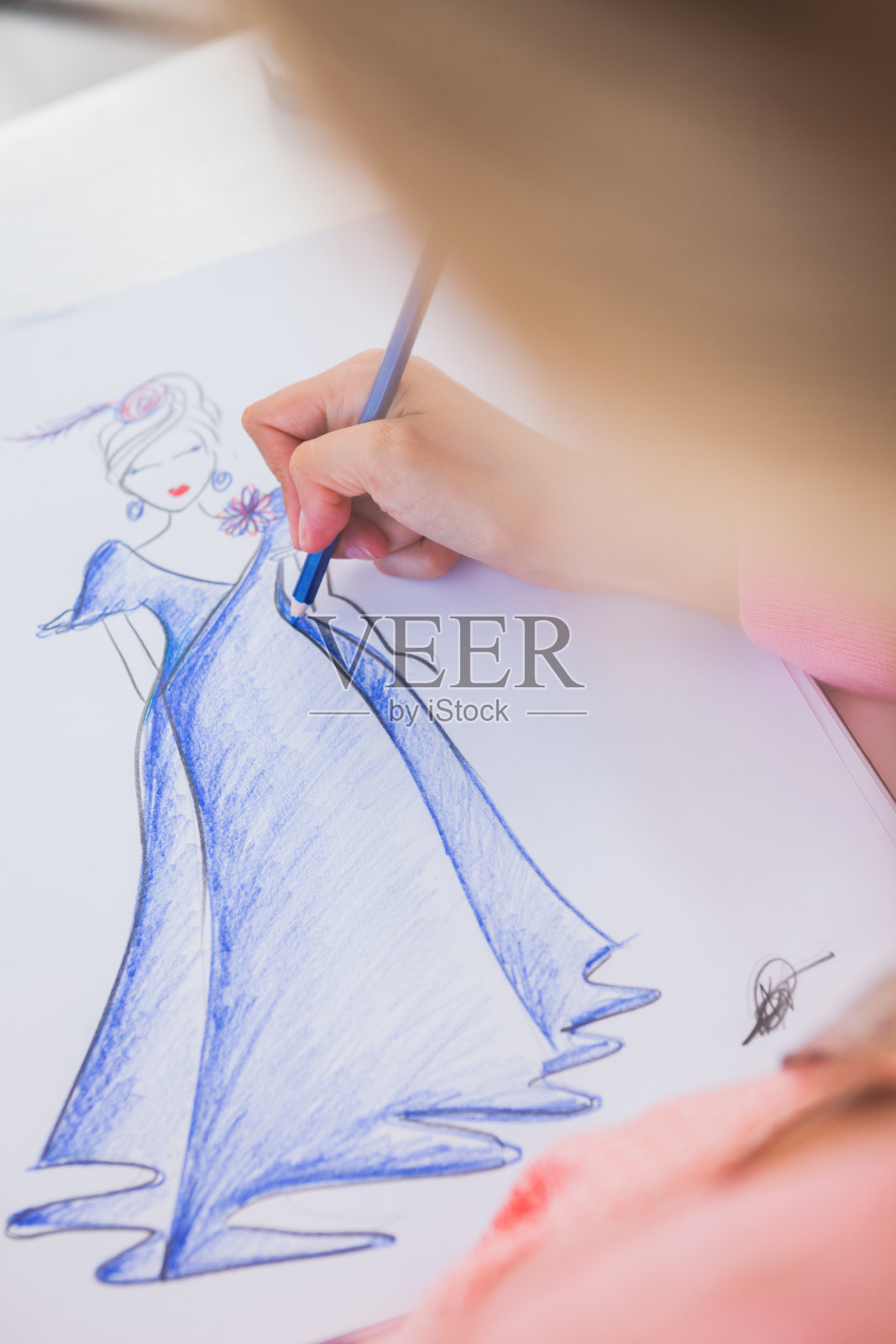 金发艺术女性绘画照片摄影图片