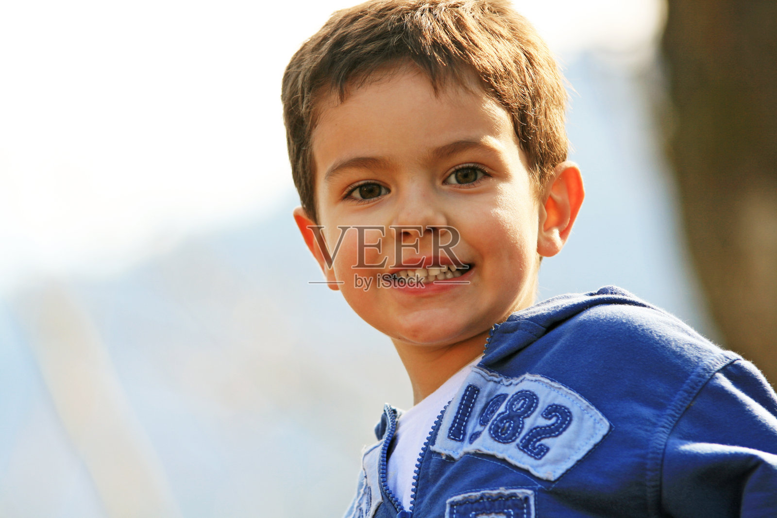 小男孩看着镜头照片摄影图片