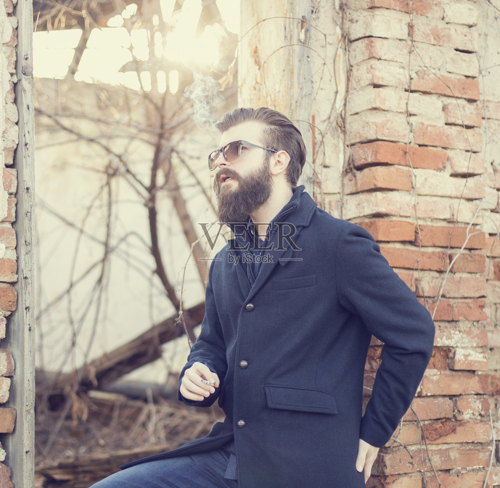 有不健康习惯的嬉皮士照片摄影图片