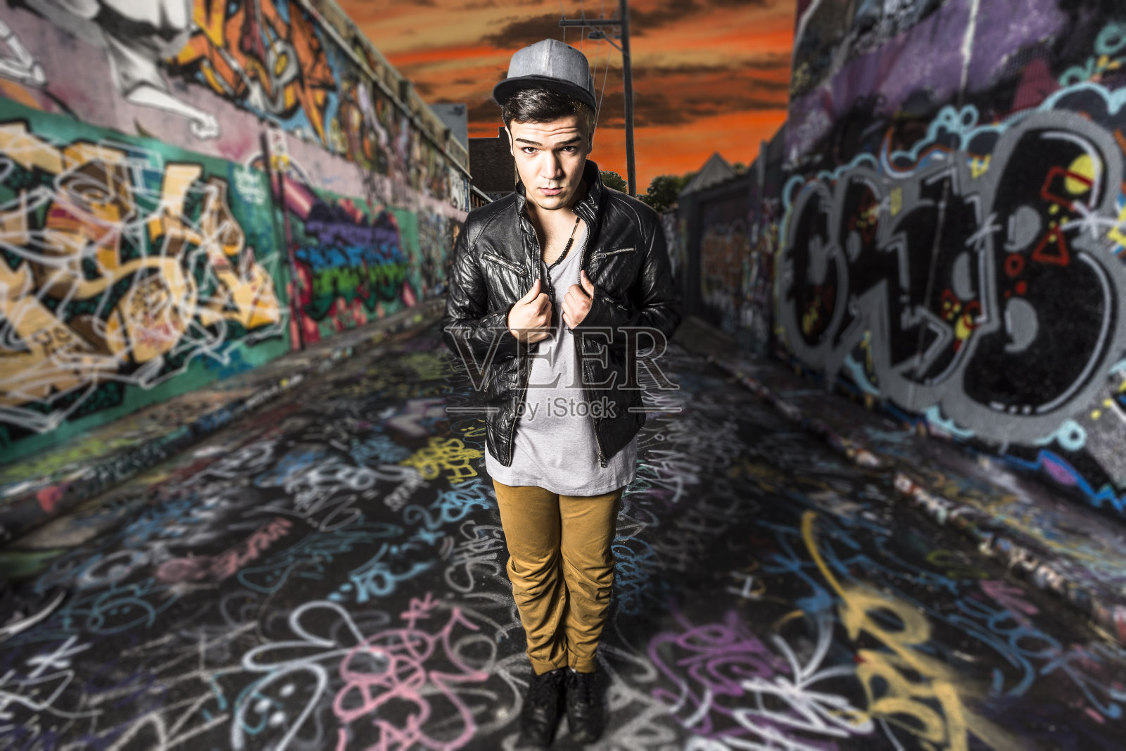 贫民窟年轻男性照片摄影图片