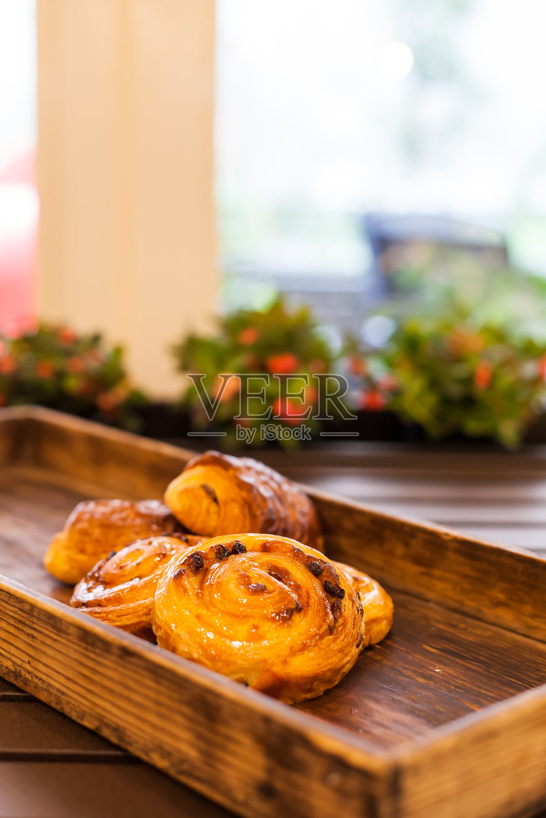 一些面包在桌子上的盒子里照片摄影图片