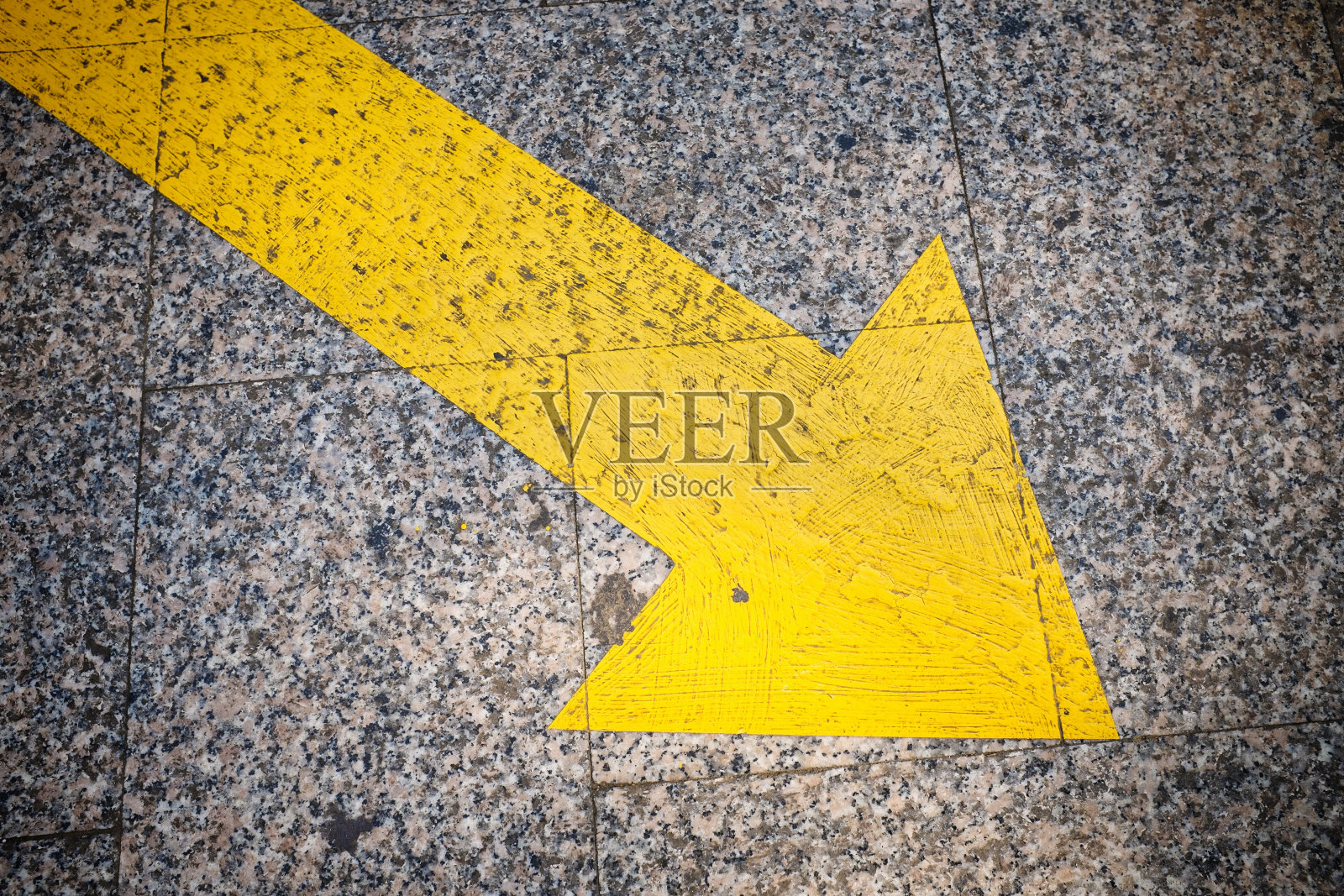 方向箭头，沥青路面黄色标记照片摄影图片