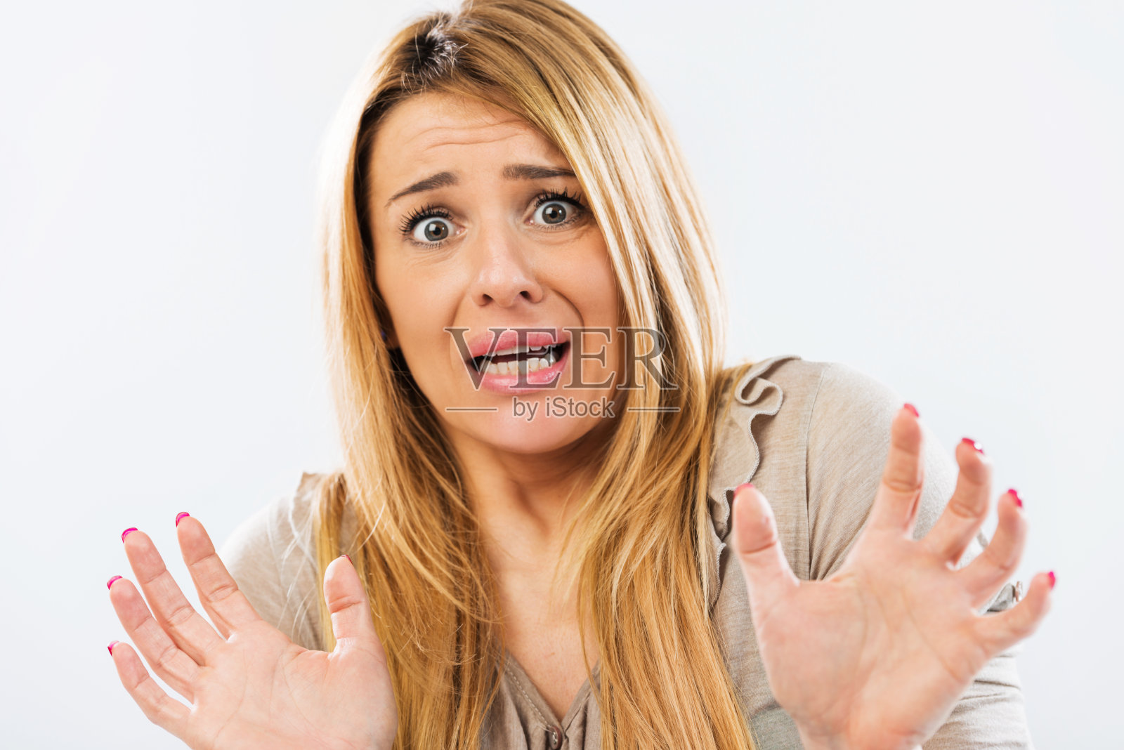 女人害怕看镜头。照片摄影图片